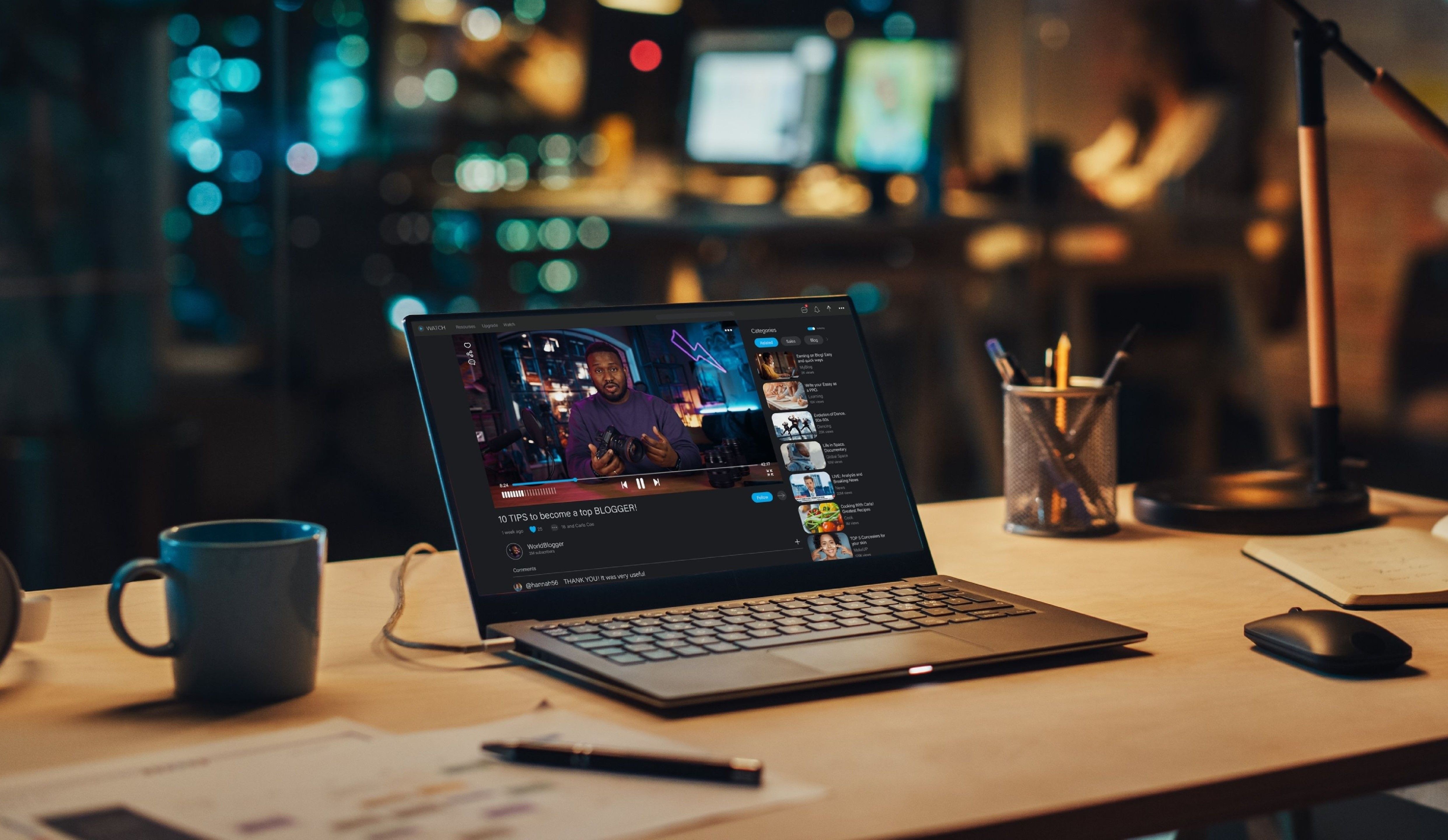 Laptop trên bàn làm việc với ánh sáng mềm mại, đang phát video YouTube