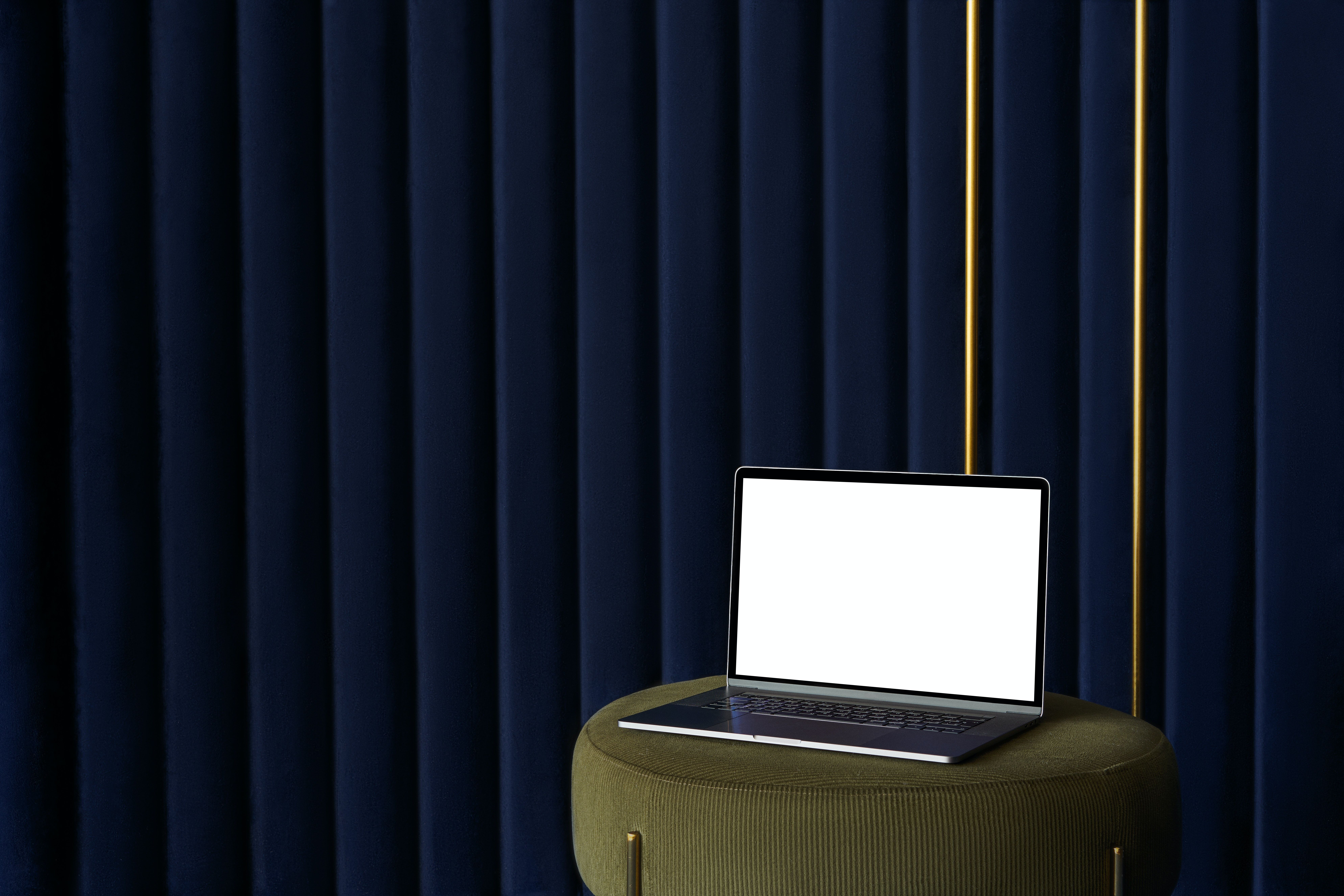 Laptop với màn hình trắng