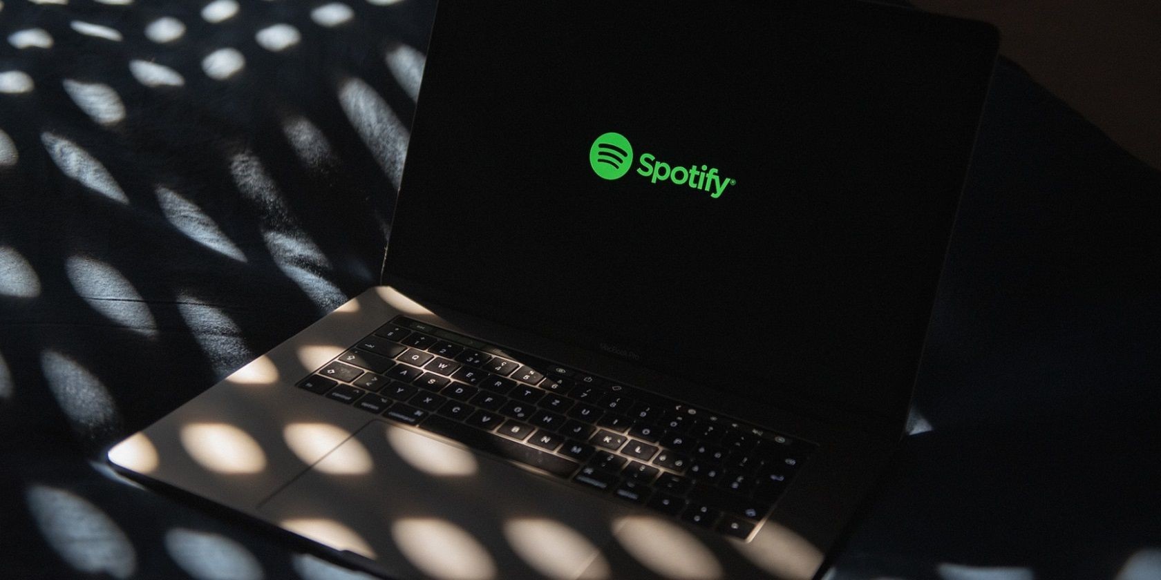 Laptop với Spotify