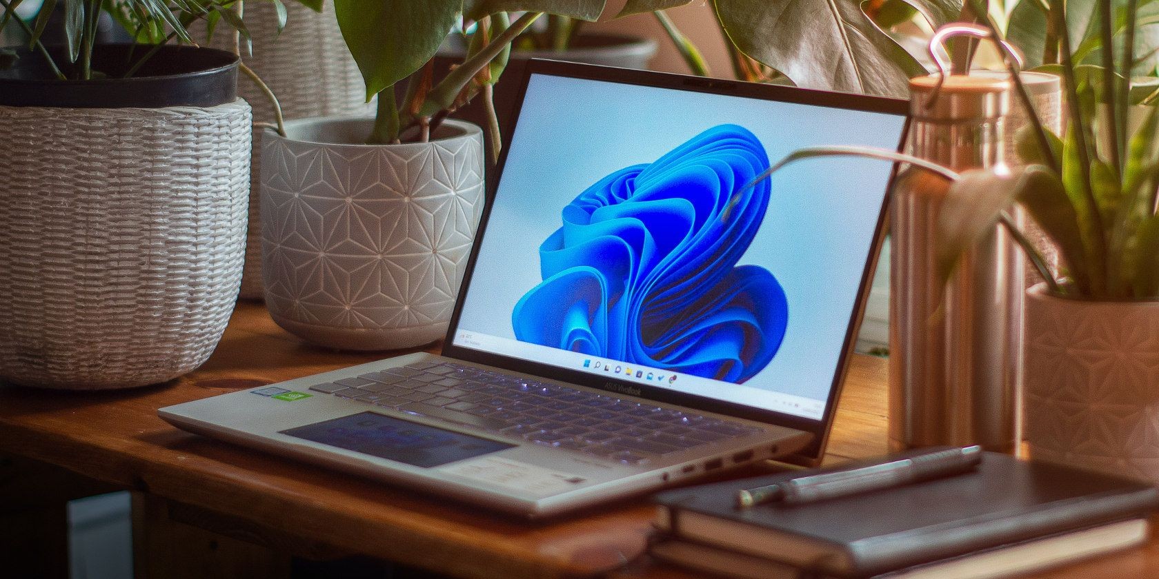 Laptop Windows 11 trên bàn làm việc