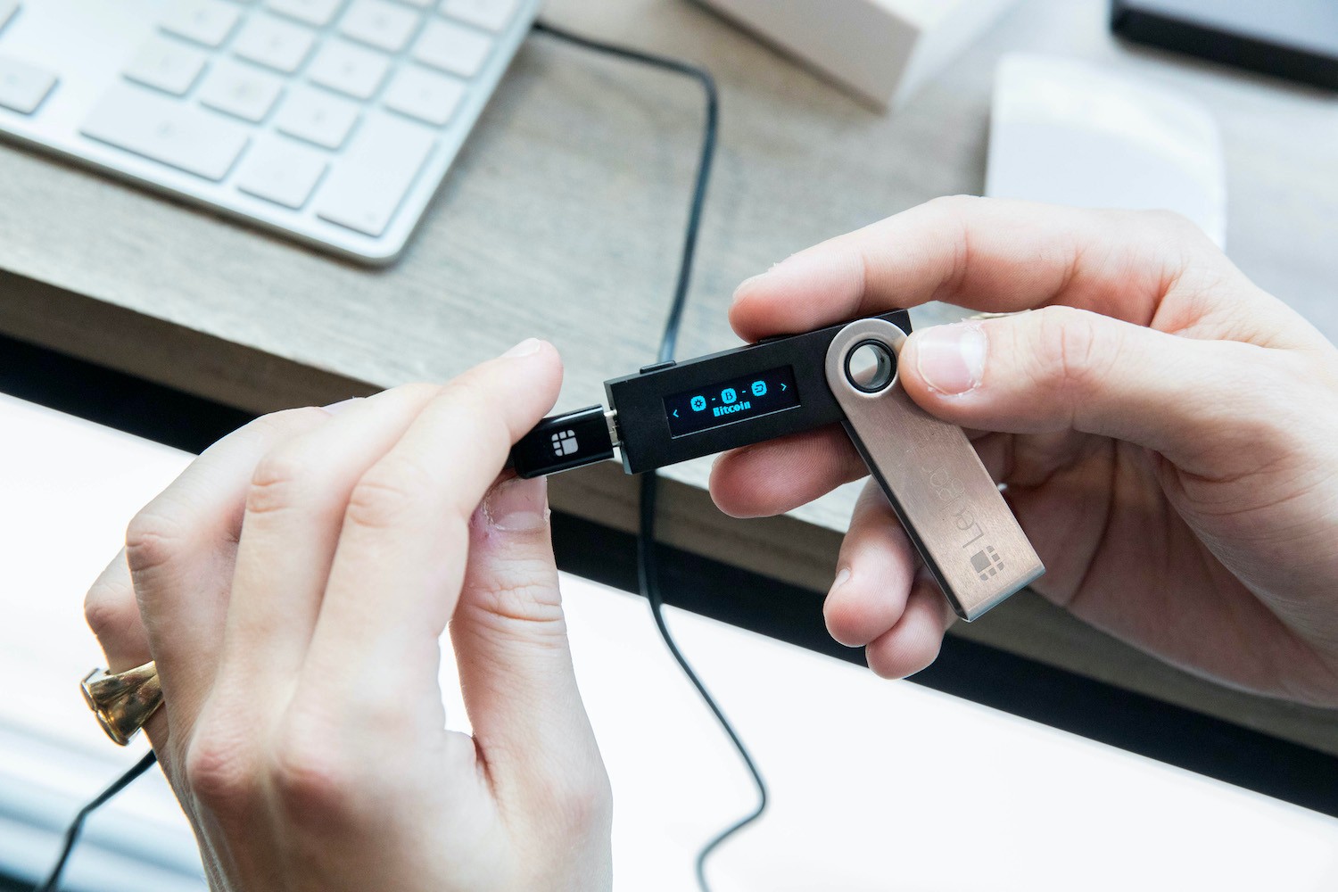 Ledger Nano X trong sử dụng