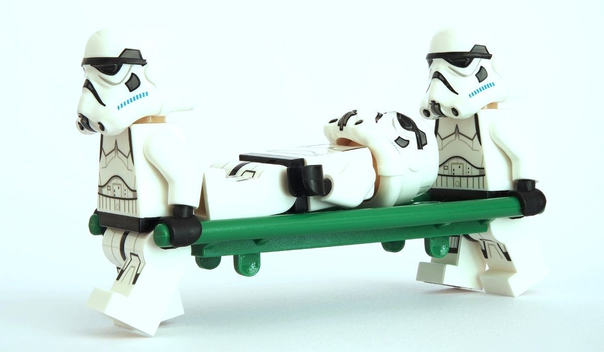 Lính bão táp Lego đang khiêng một lính bão táp bị thương trên cáng