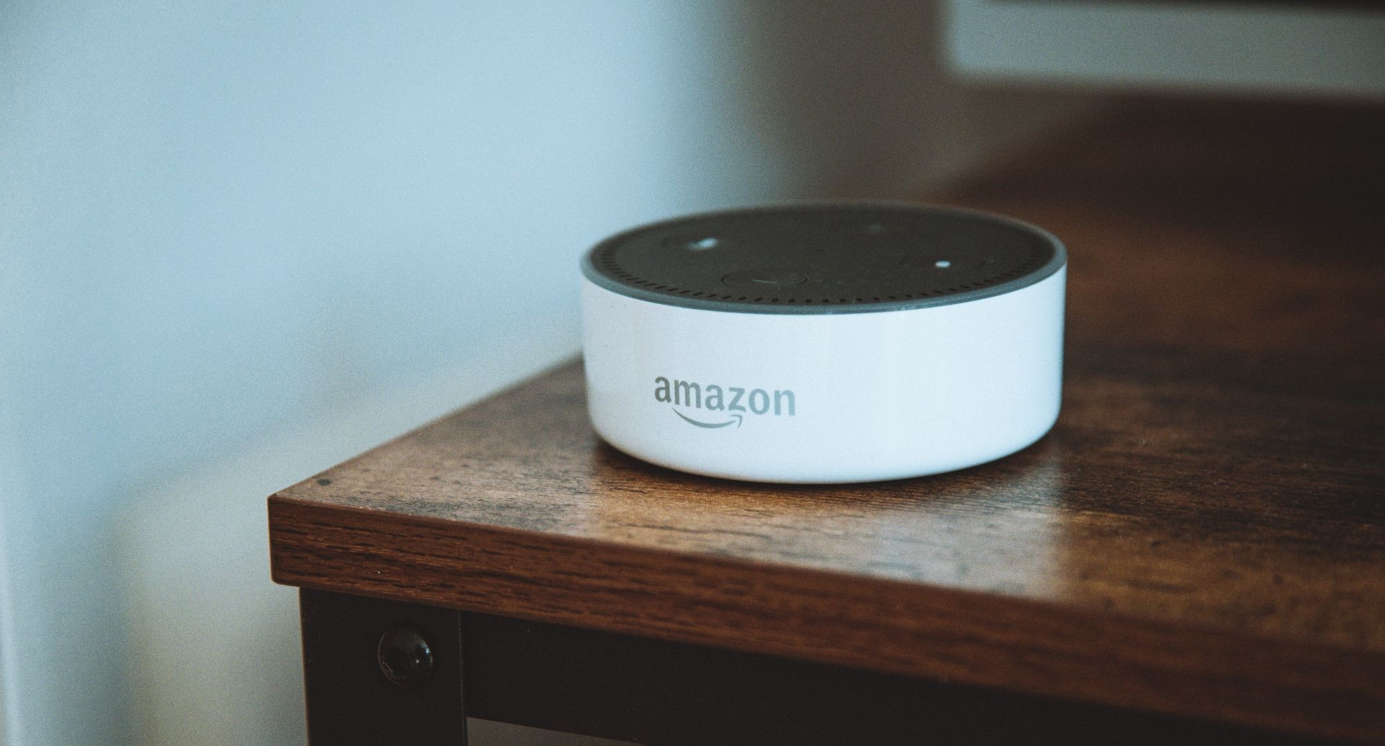 Loa Alexa màu trắng trên bàn làm việc