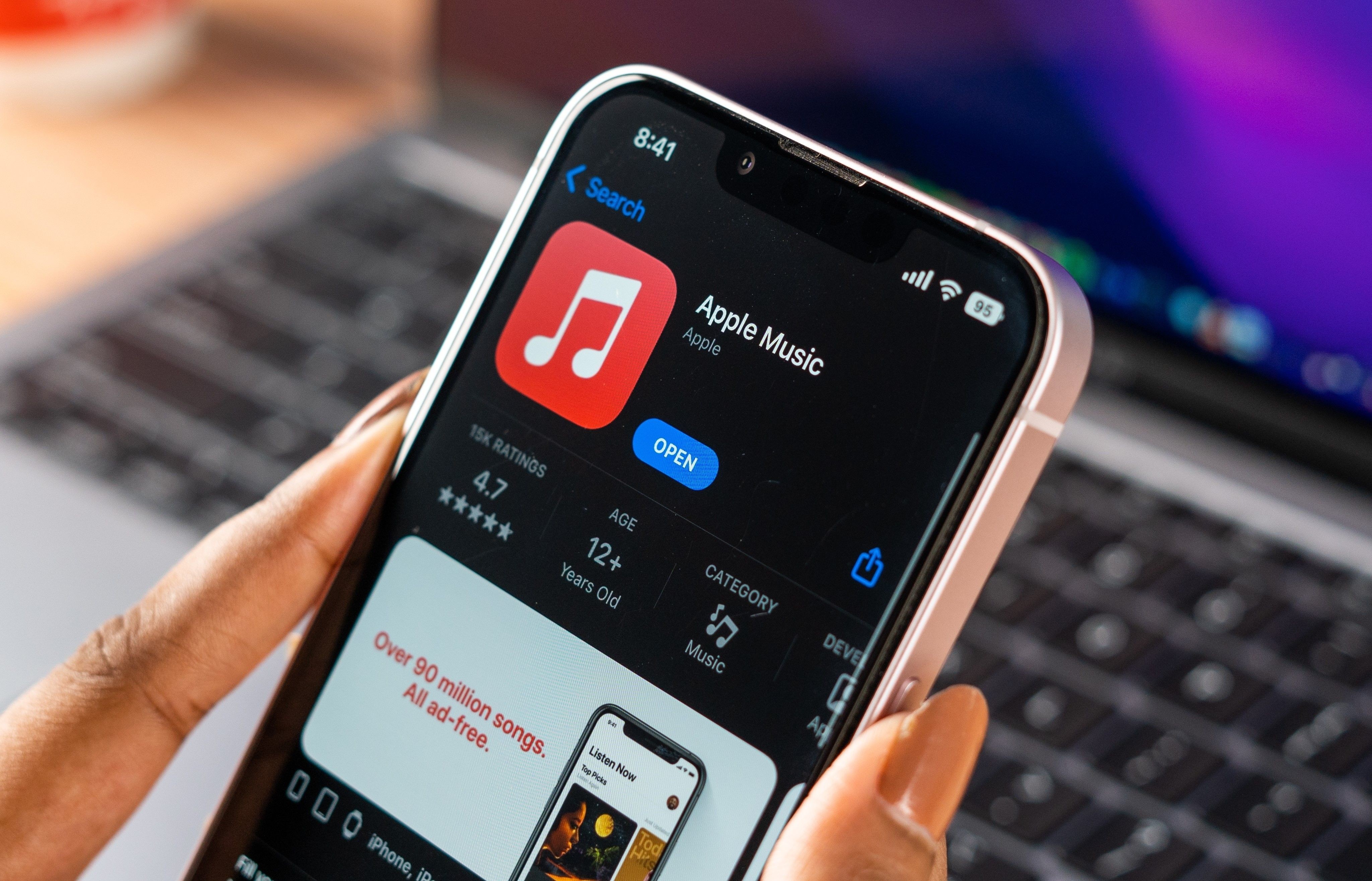 Logo Apple Music trên màn hình điện thoại