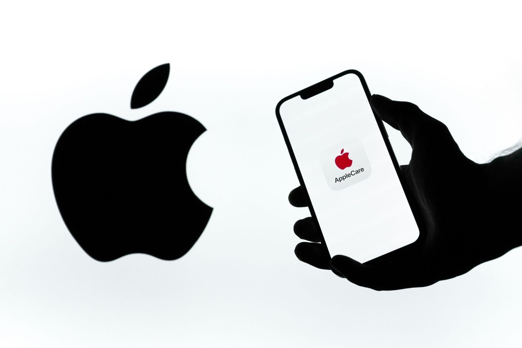 Logo AppleCare trên điện thoại, bên cạnh logo Apple
