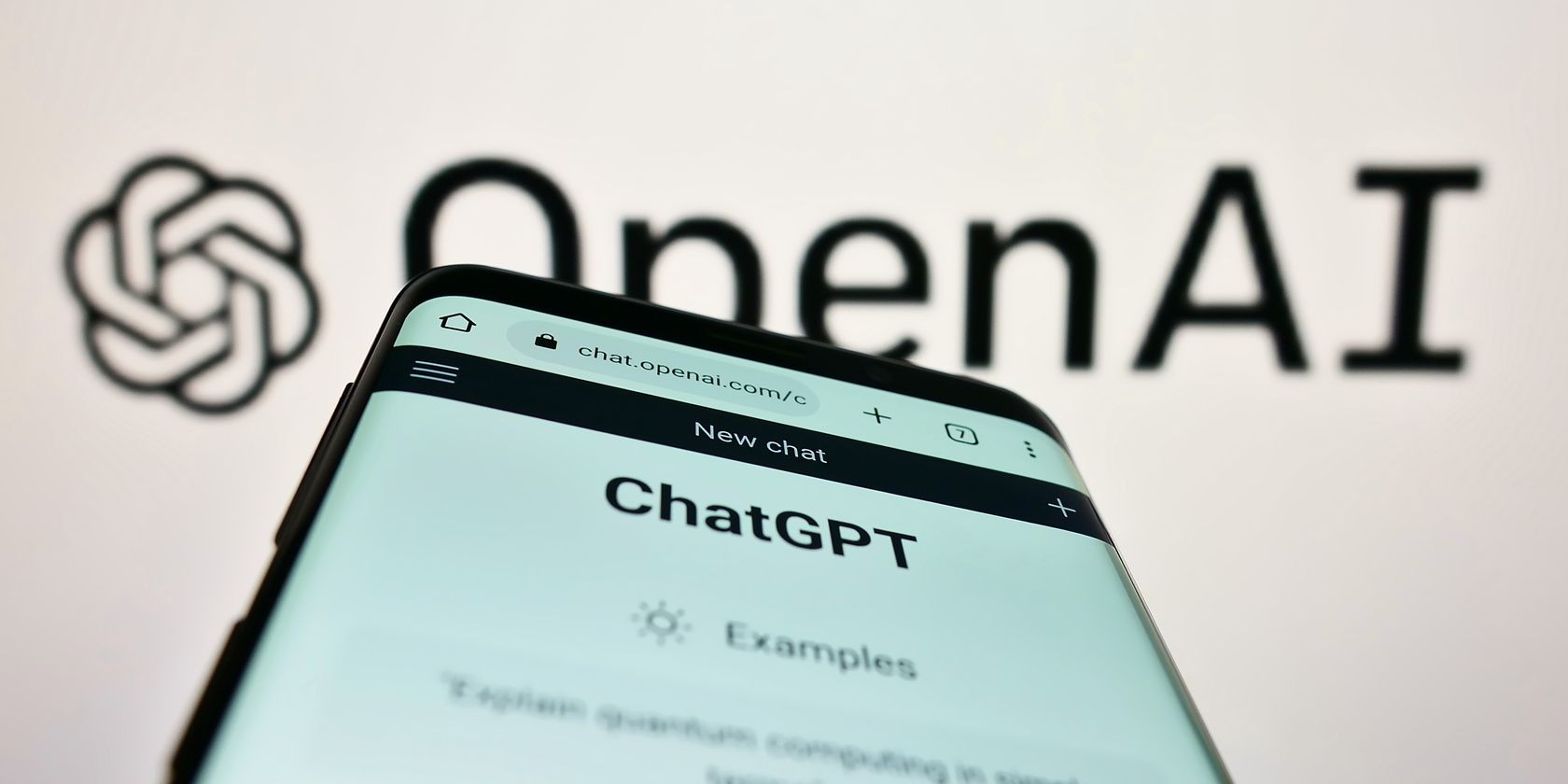 Logo của ChatGPT và OpenAI trên điện thoại thông minh