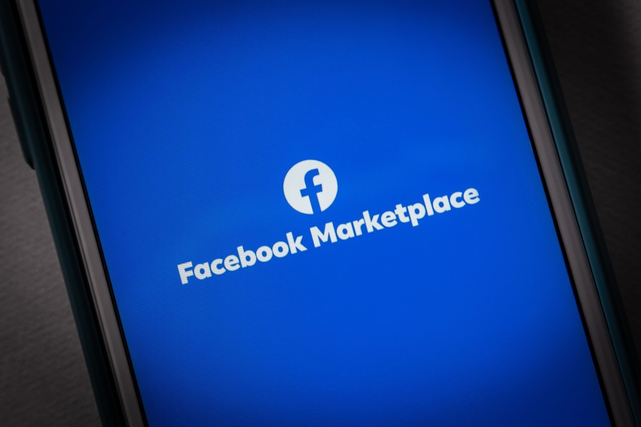 Logo Facebook Marketplace trên điện thoại thông minh