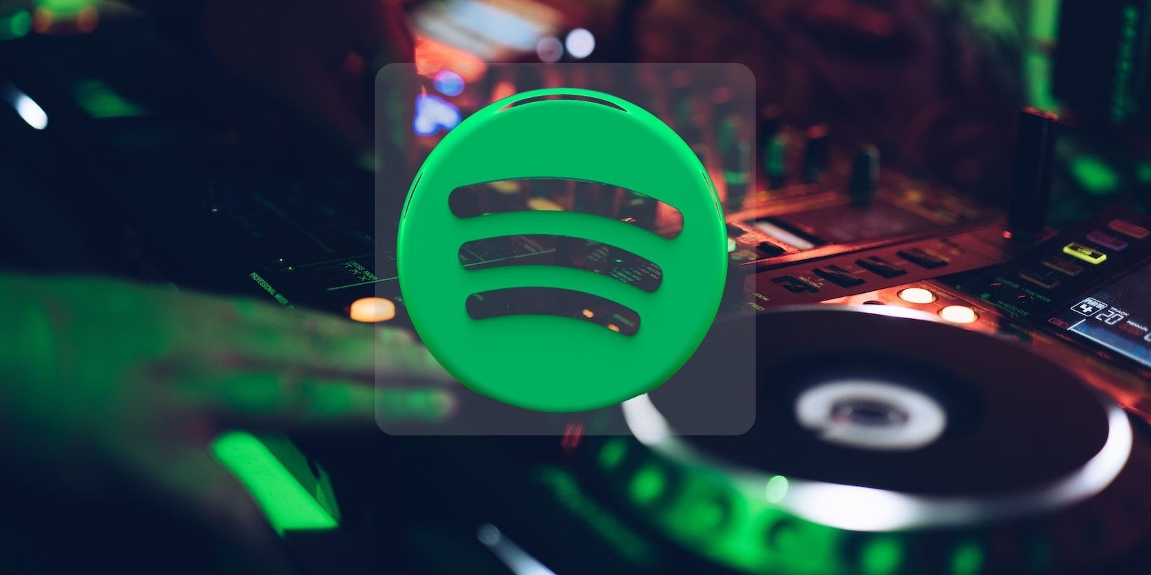 Logo Spotify trên hình ảnh cận cảnh của bàn xoay DJ