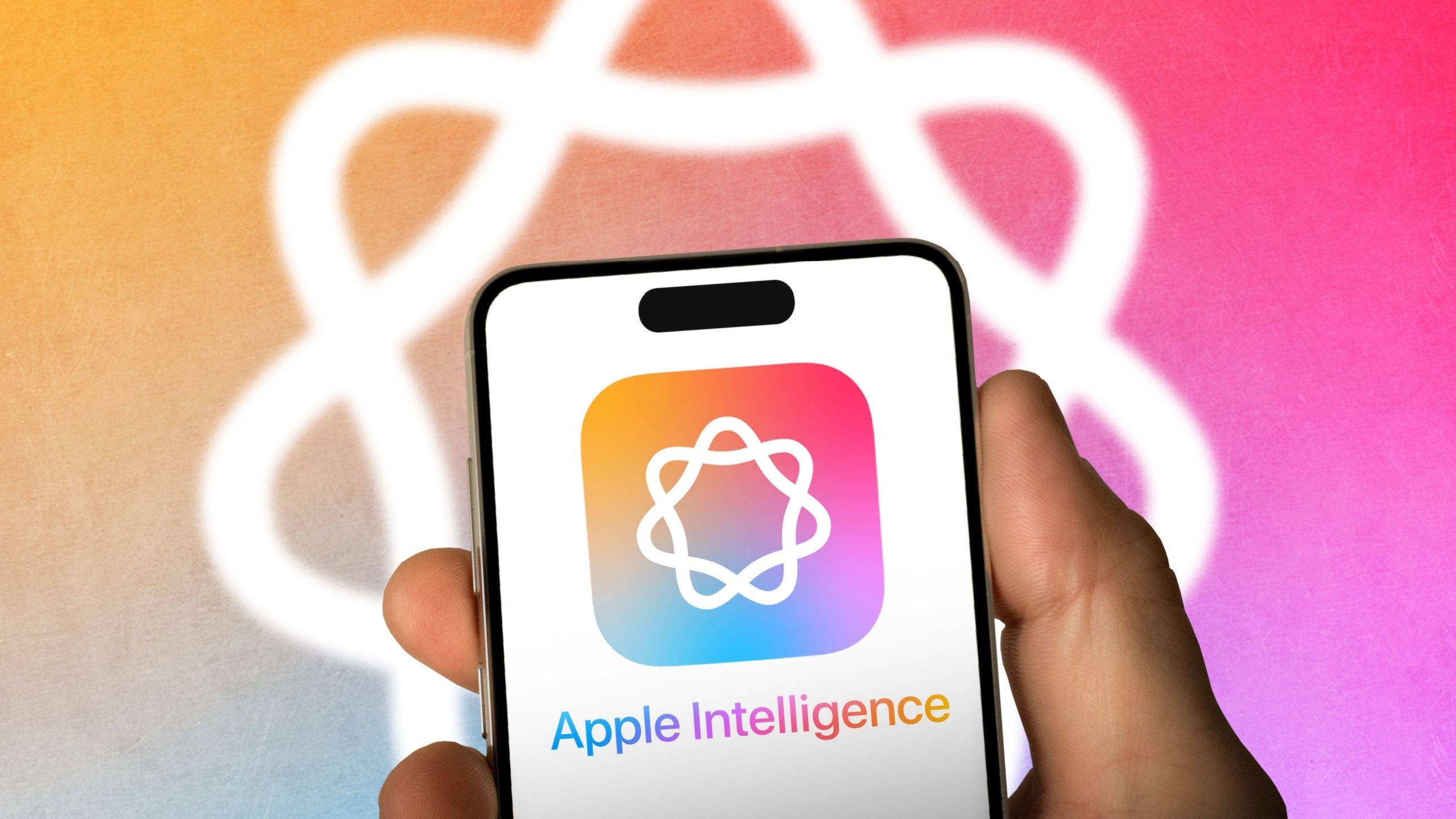 Logo và văn bản Apple Intelligence trên điện thoại trước Logo