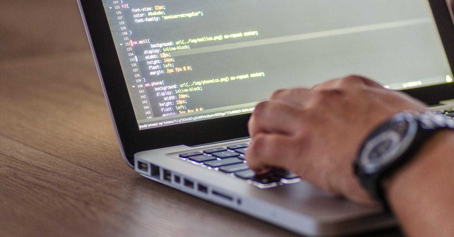 Mã HTML trên màn hình laptop