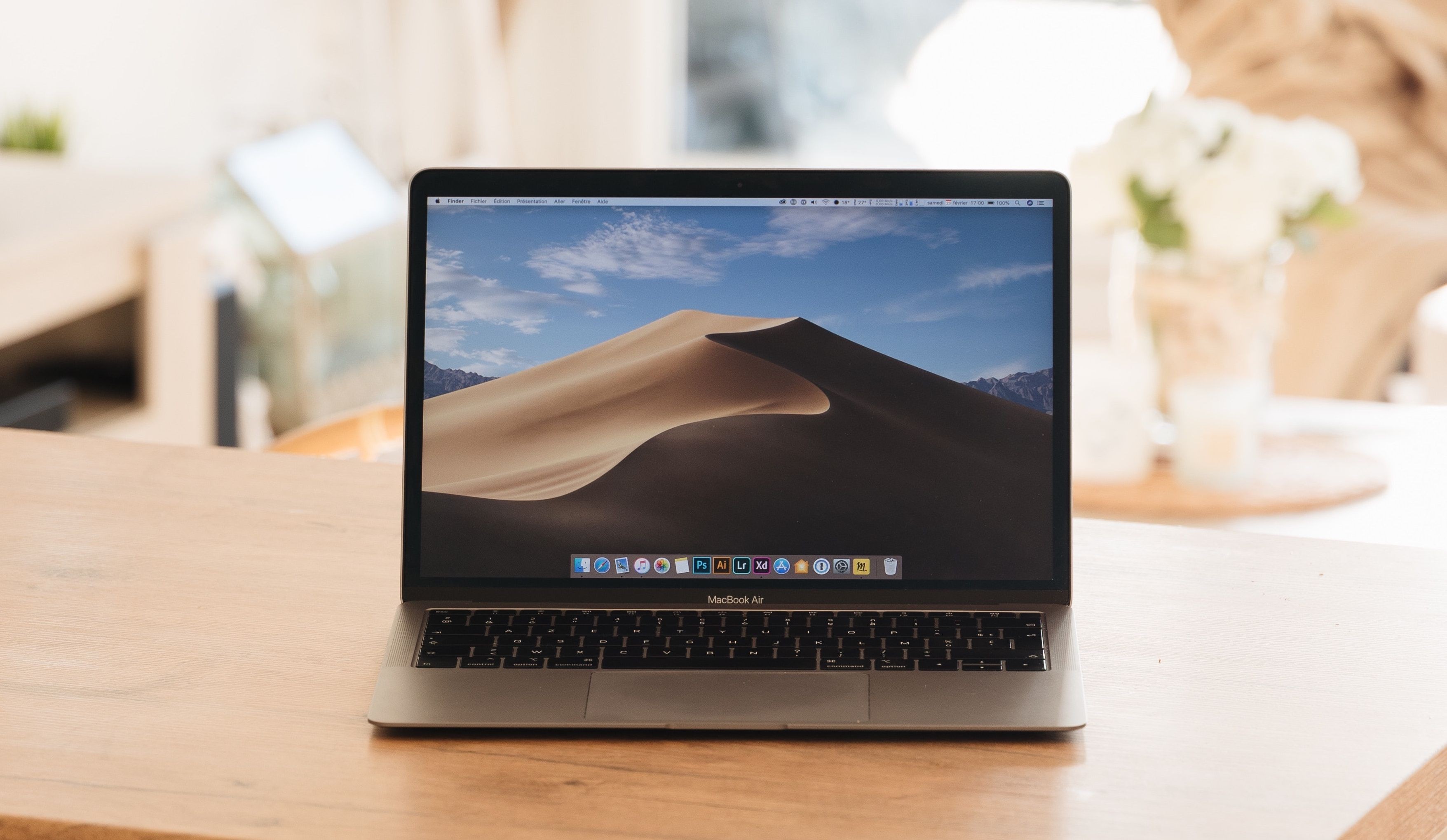 MacBook M1 Air trên bàn cà phê