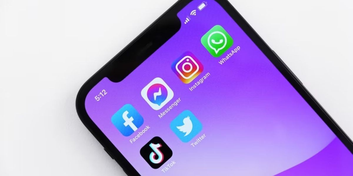 Màn hình chính của iPhone với các ứng dụng mạng xã hội và nhắn tin