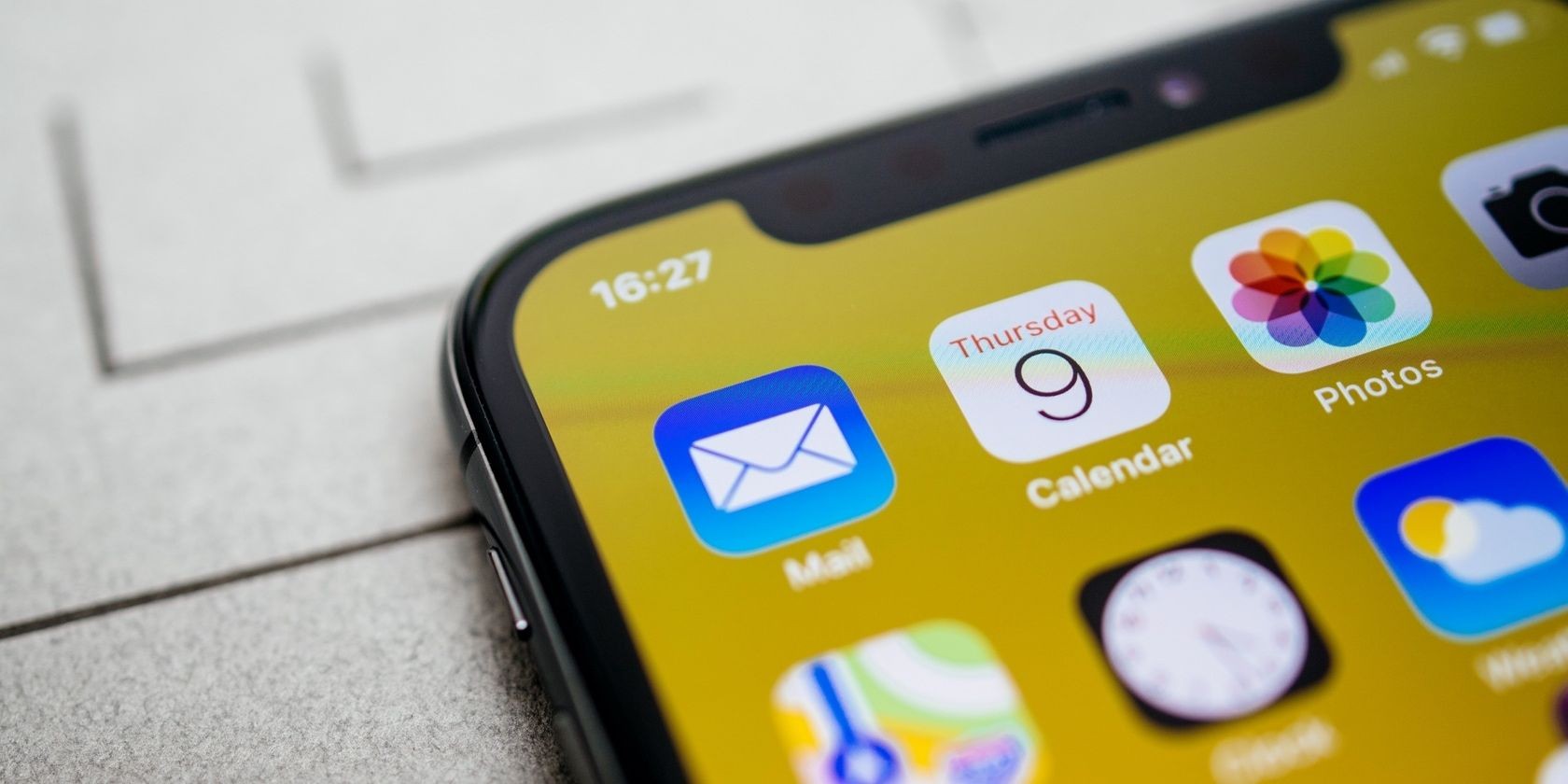 Màn hình chính iPhone 11 với ứng dụng Lịch hiển thị