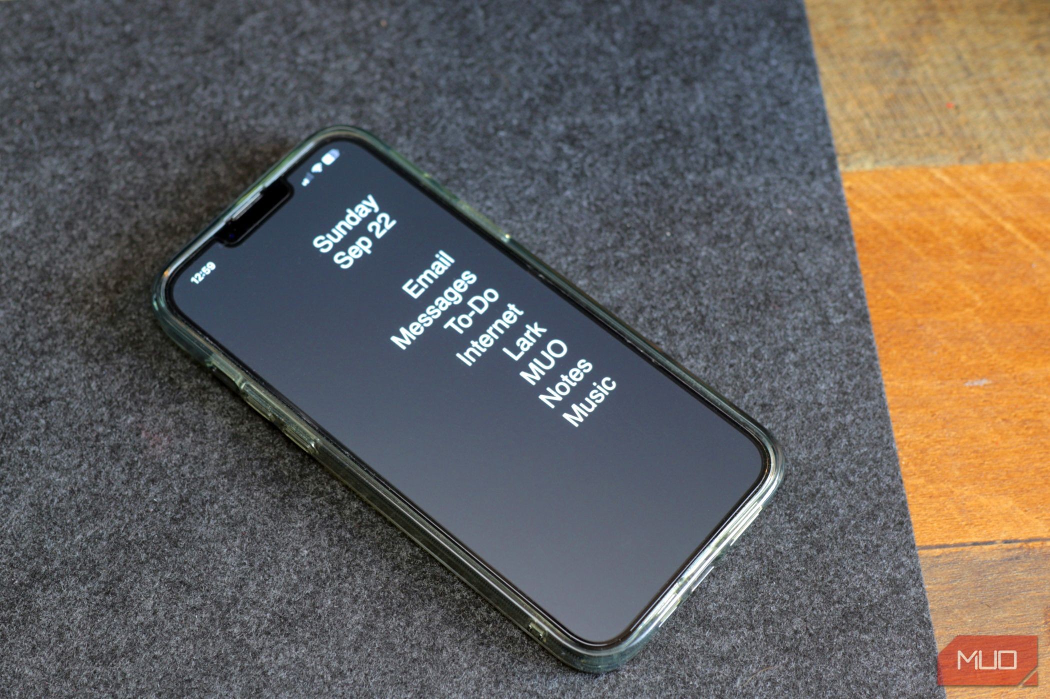 Màn hình chủ đơn sắc với Email, Messages, Date và Todo cùng các ứng dụng khác