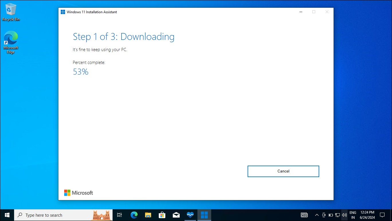 Màn hình desktop Windows 10 với công cụ Windows 11 Installation Assistant đang chạy