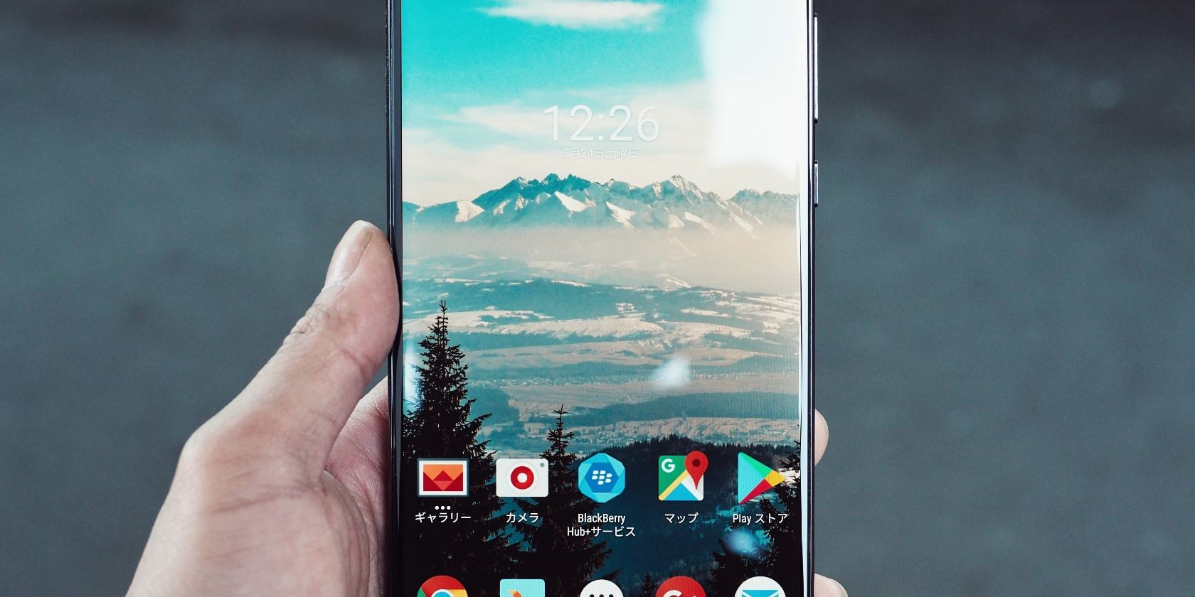 Màn hình điện thoại Android hiển thị trong người