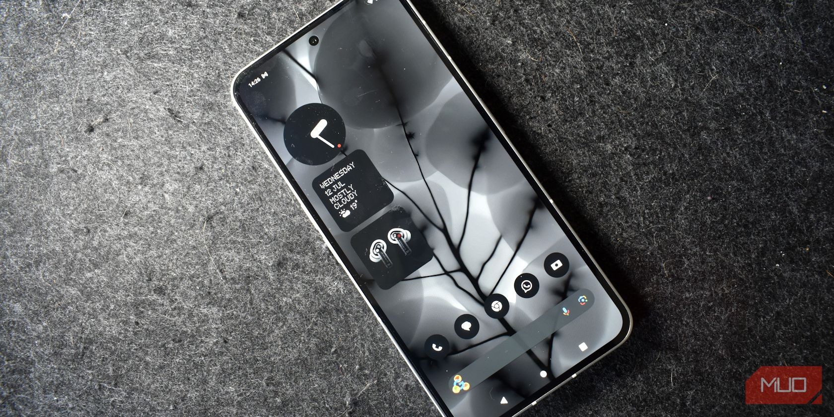 Màn hình điện thoại Nothing Phone 2 từ trên xuống