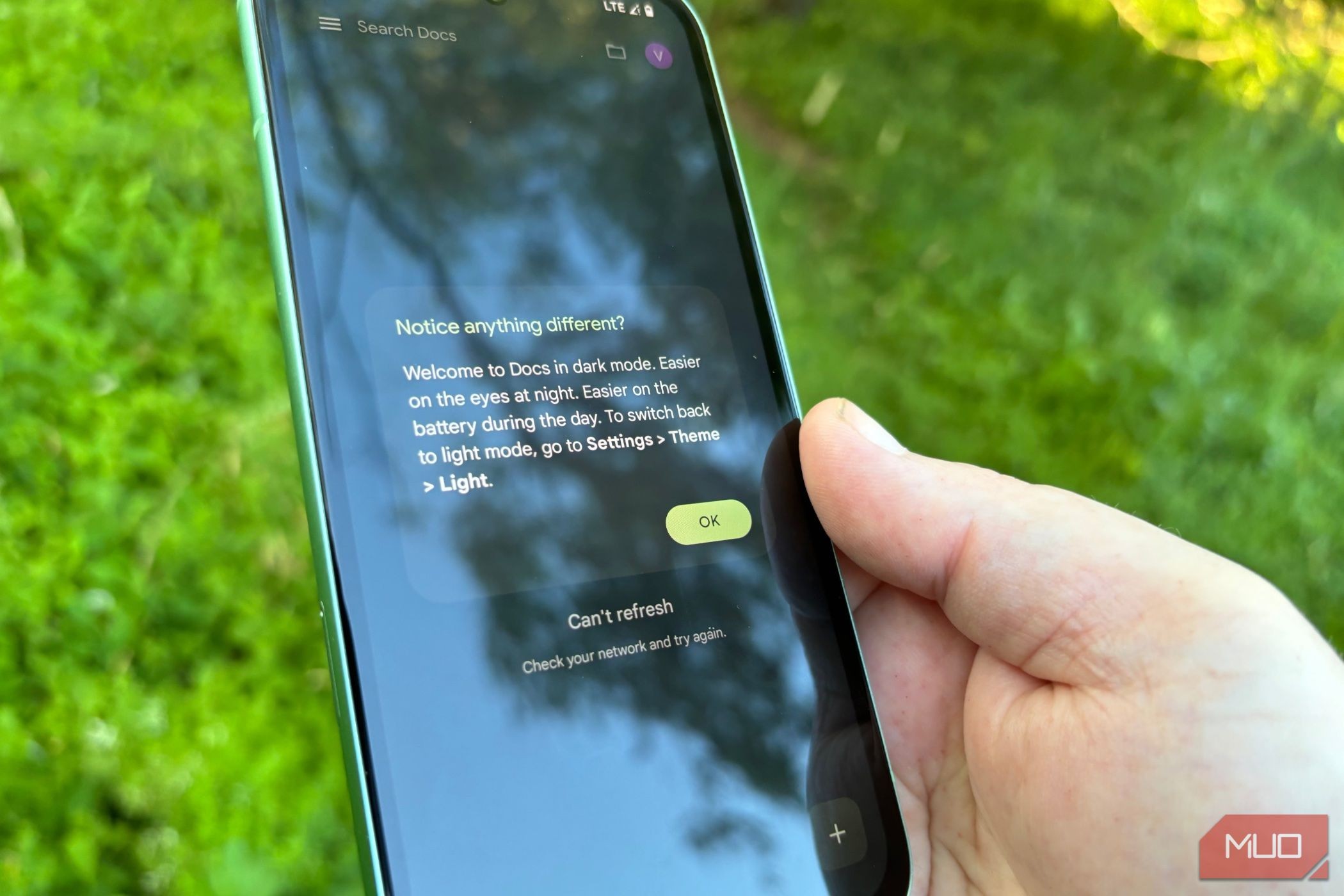 Màn hình Google Pixel 8a hiển thị chế độ tối ngoài trời
