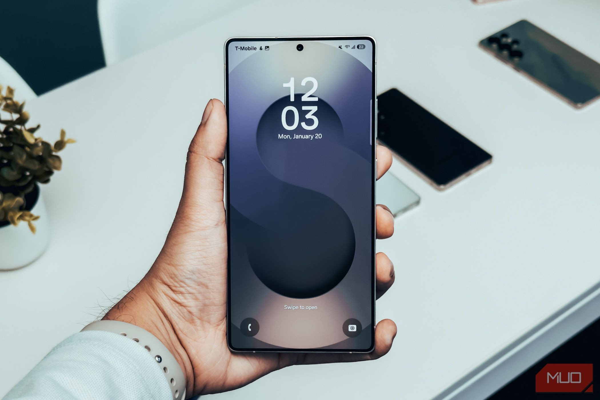 Màn hình khóa của Samsung Galaxy S25 Ultra trong tay.