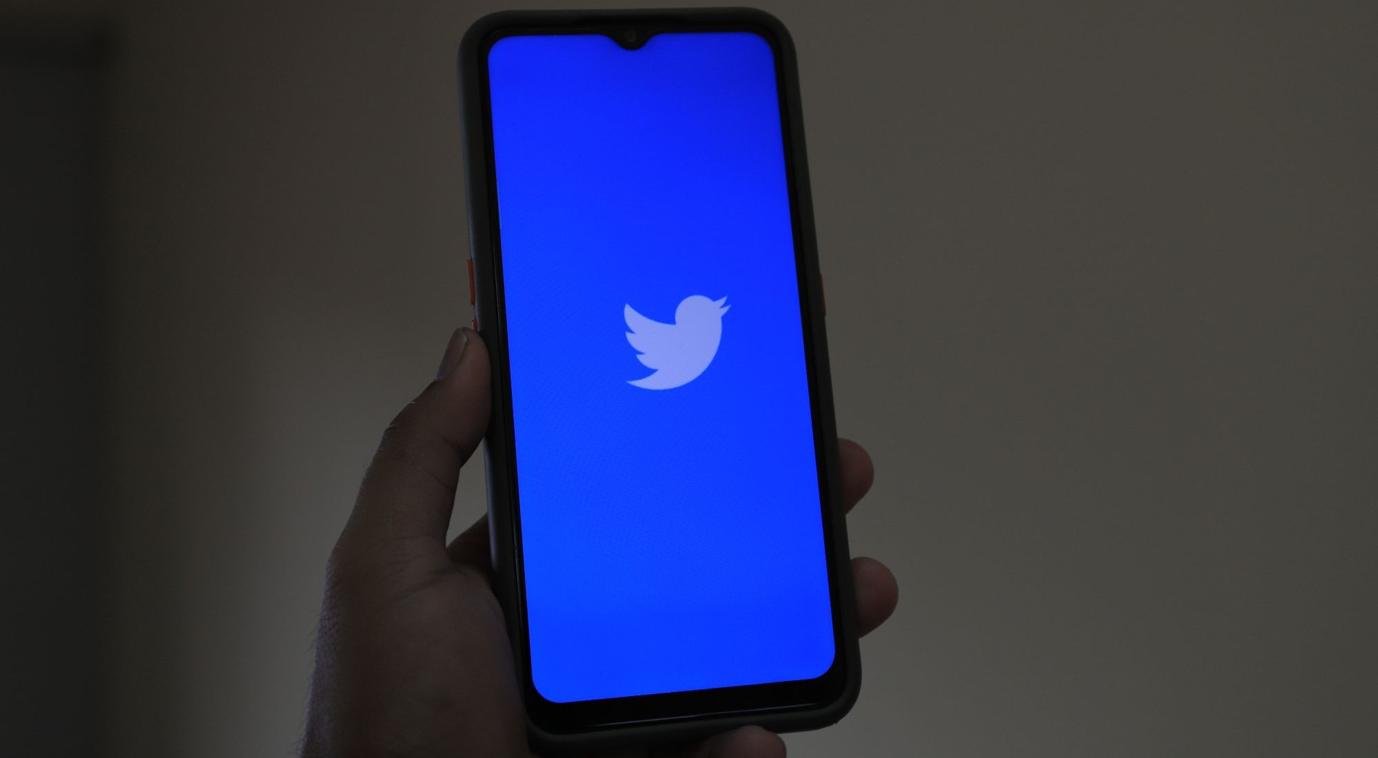 Màn hình mở ứng dụng Twitter trên điện thoại thông minh