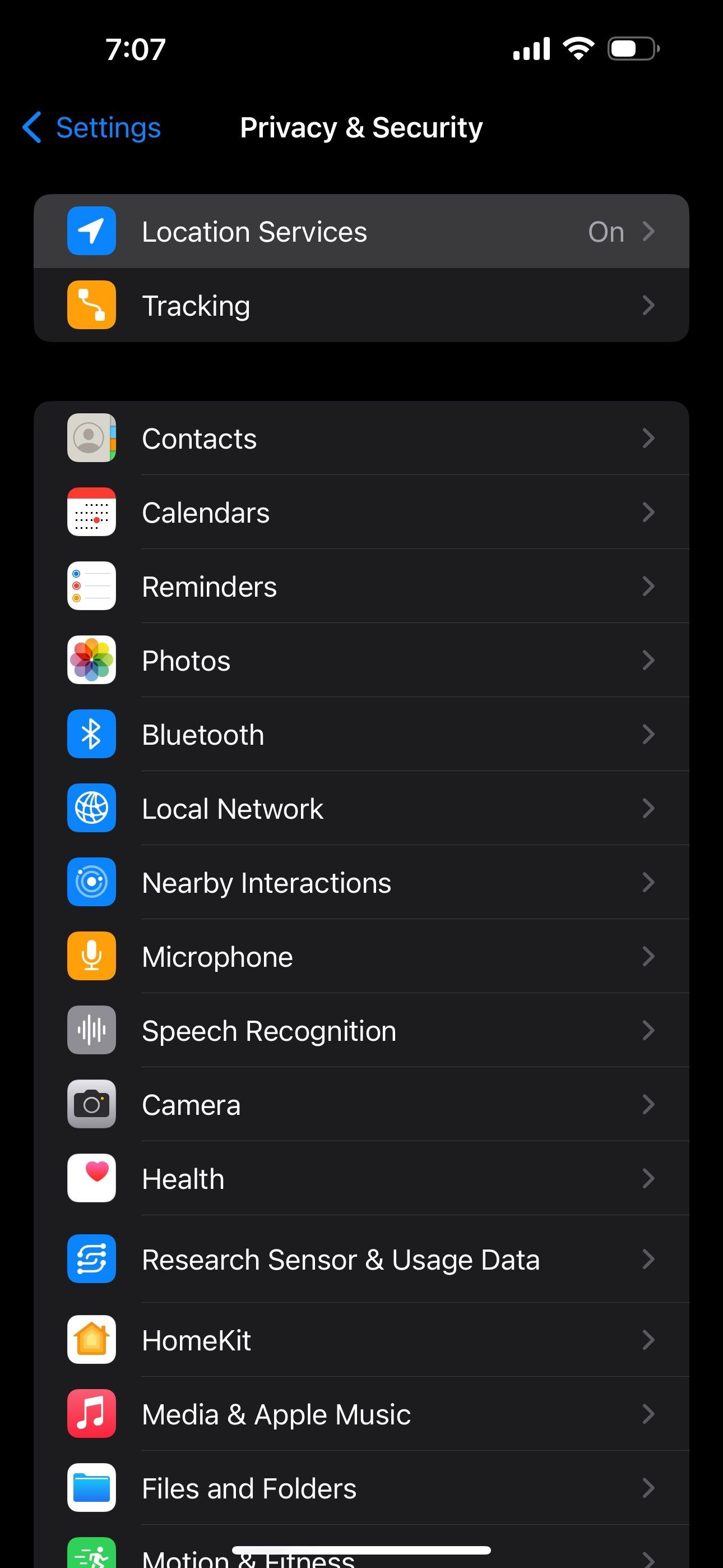 Màn hình Quyền riêng tư &amp; Bảo mật trong cài đặt iPhone bao gồm Dịch vụ Định Vị