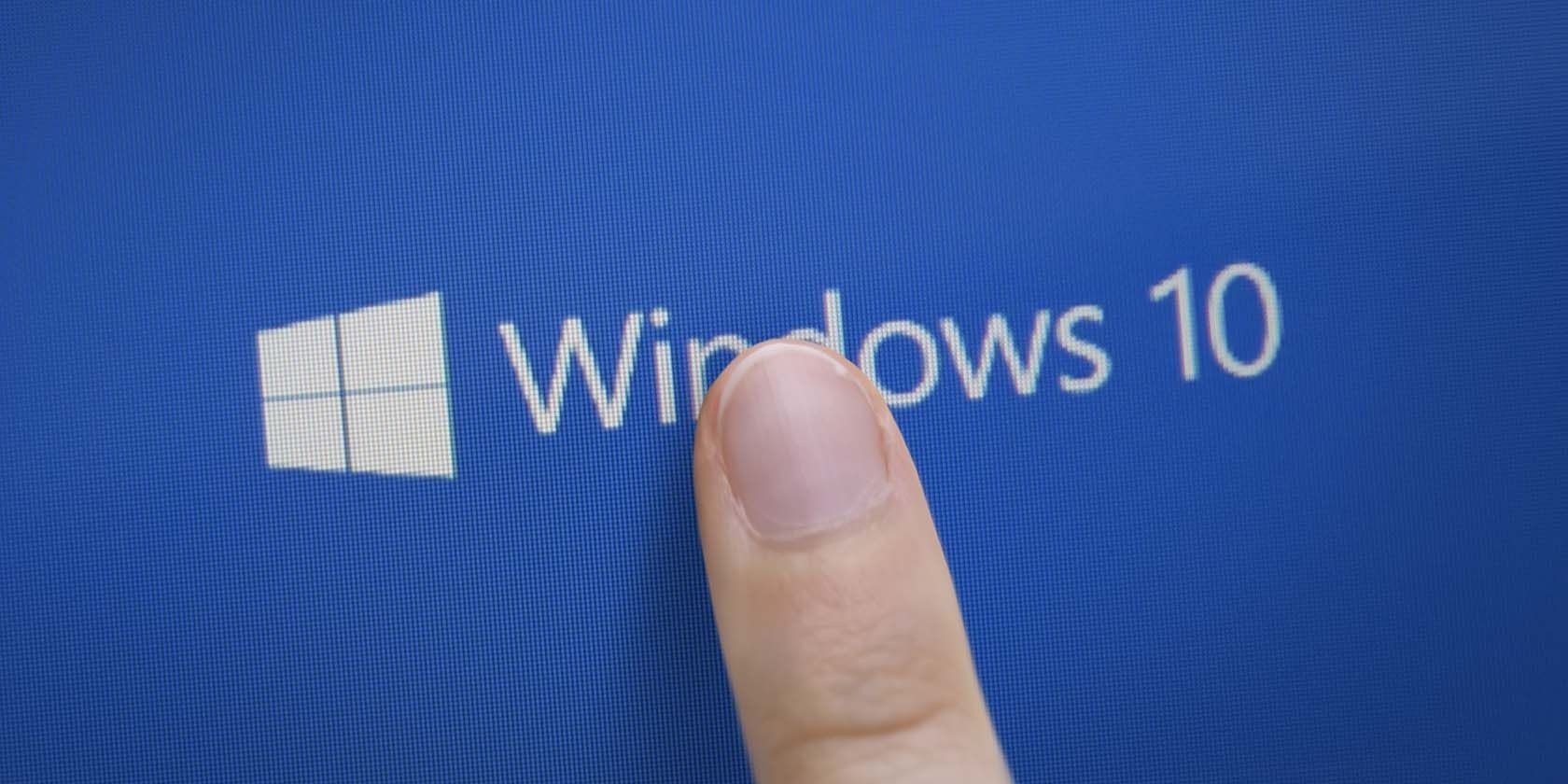 Màn hình thông báo nâng cấp Windows 10 với ngón tay trên đó