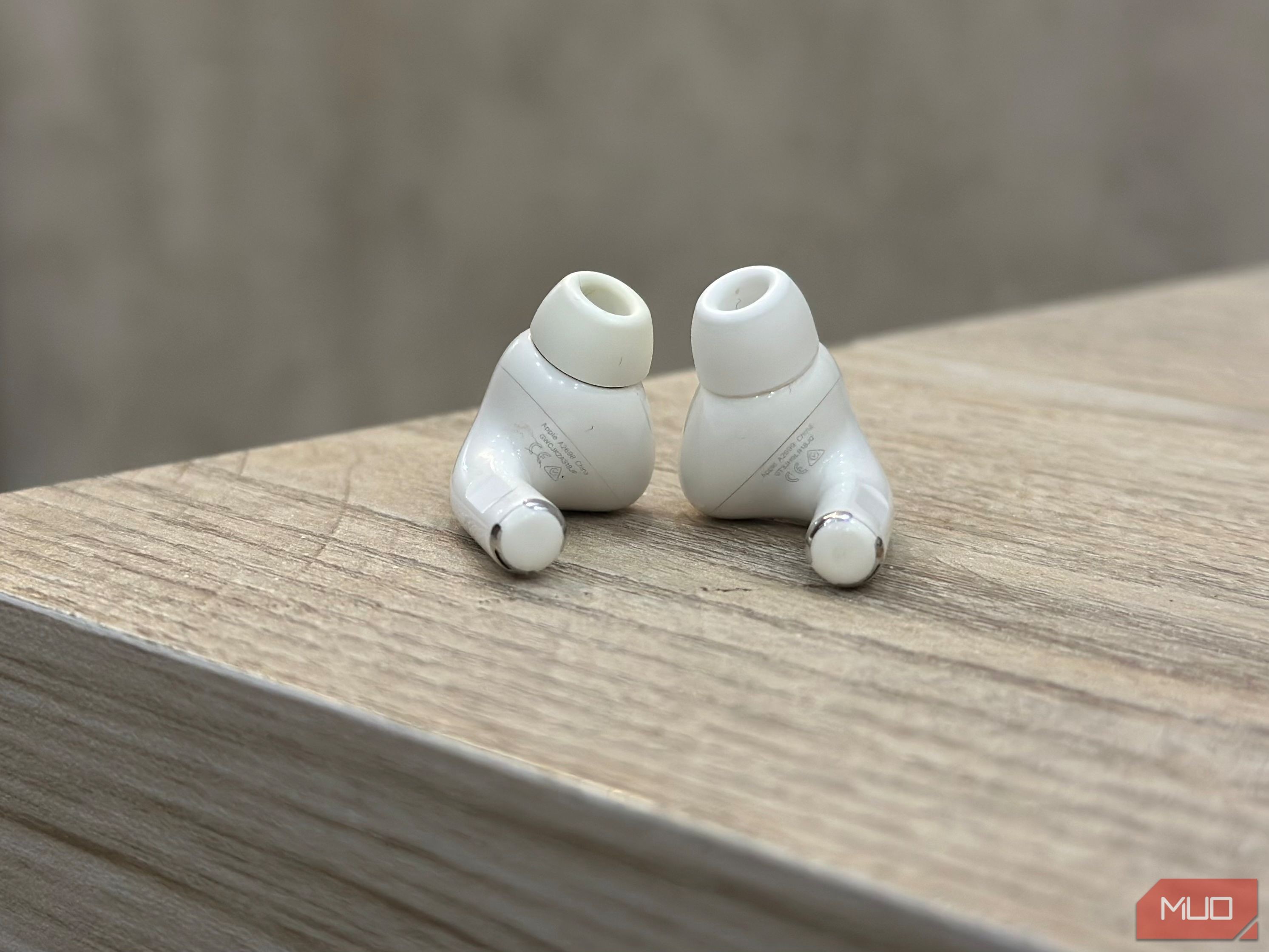 Mặt dưới của Apple AirPods Pro 2