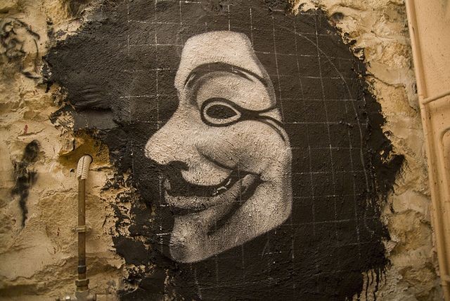Mặt nạ Guy Fawkes trên tường