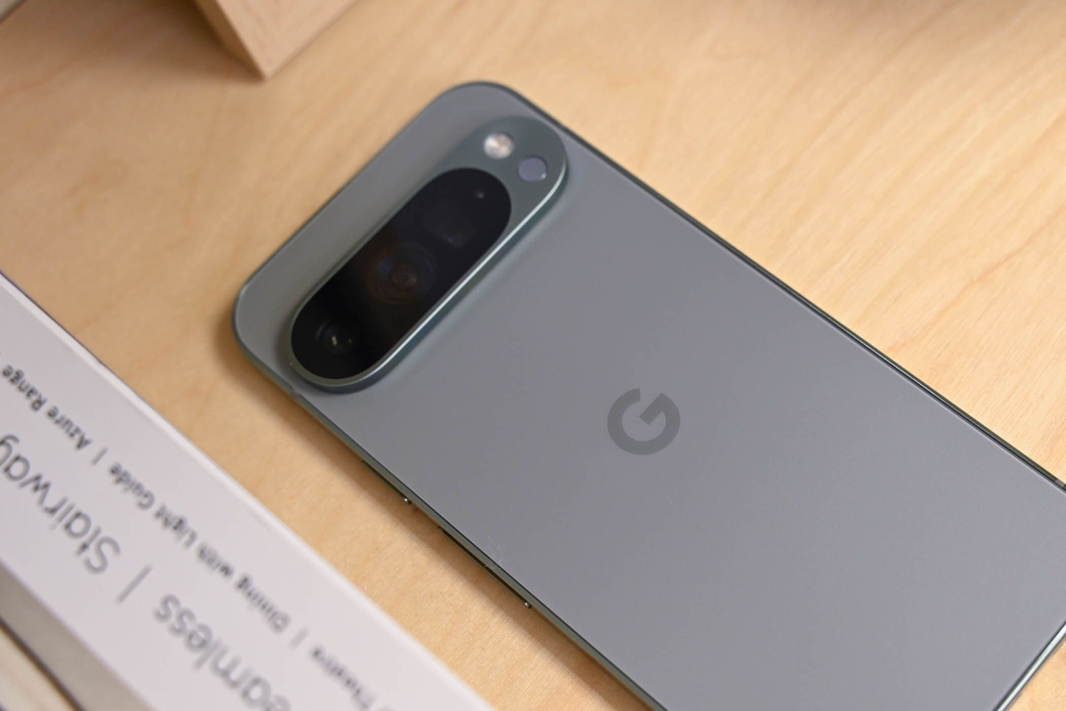 Mặt sau của Google Pixel 9 Pro