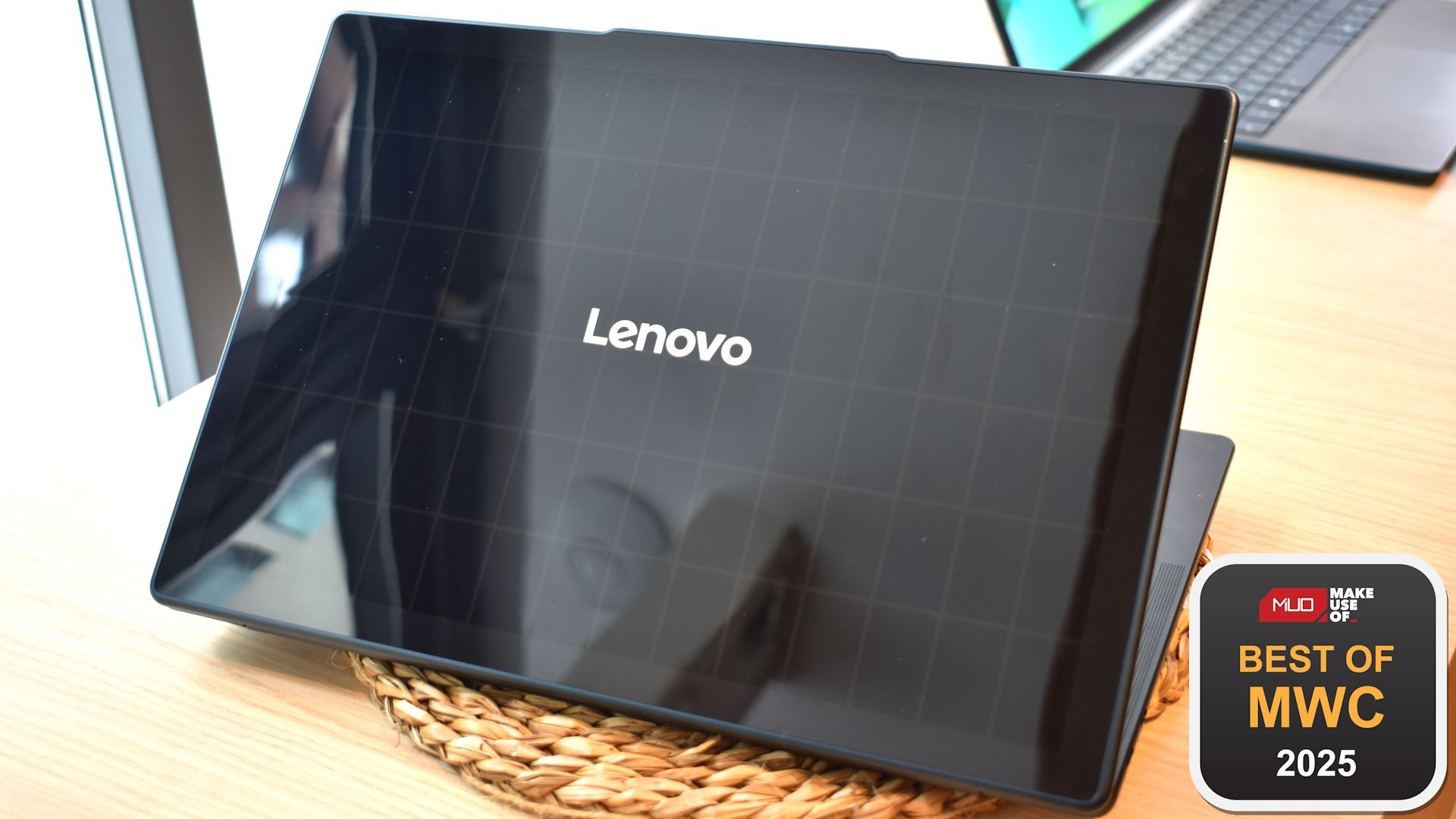 Mặt sau của laptop Lenovo Yoga Solar PC tại MWC 2025 với giải thưởng