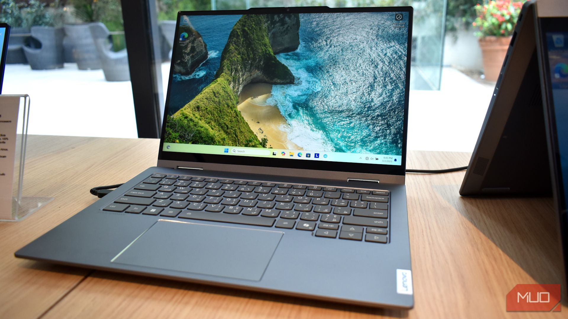 Mặt trước của laptop Lenovo Yoga Solar PC tại MWC 2025