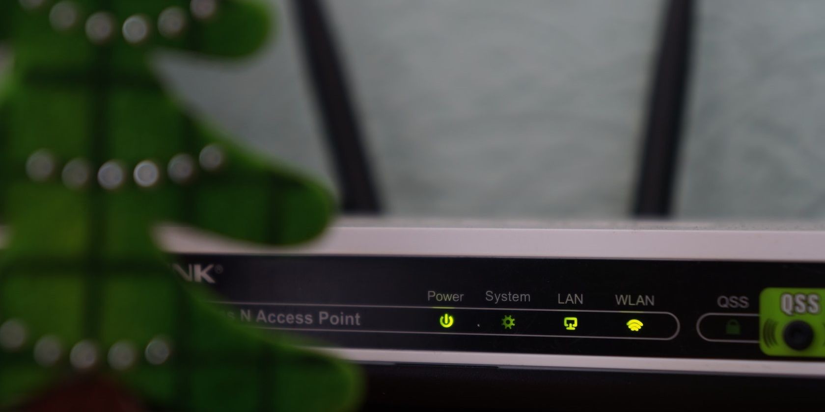 Mặt trước của router Wi-Fi, nền mờ
