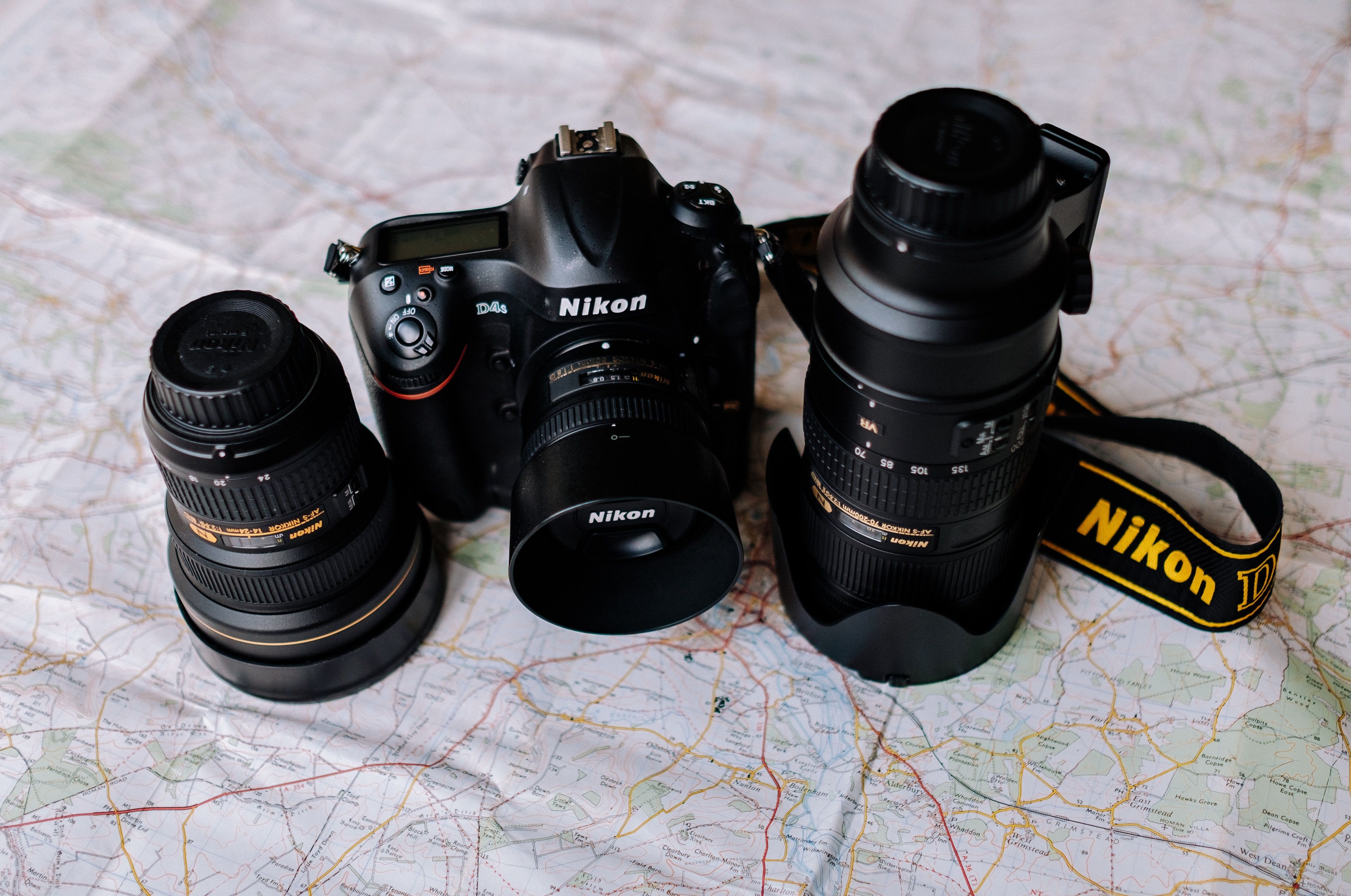 Máy ảnh Nikon với các ống kính trên bản đồ