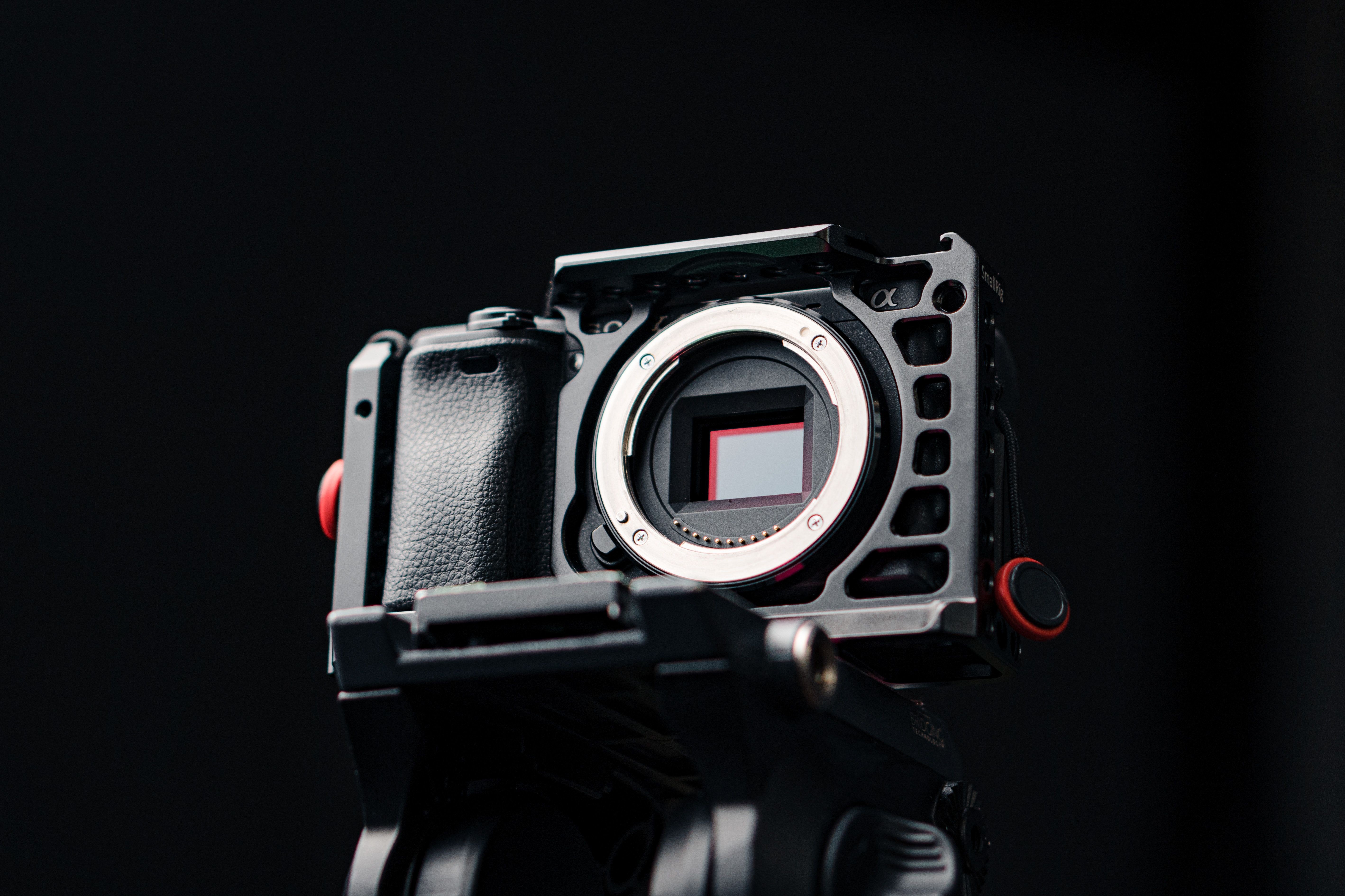 Máy ảnh Sony APS-C với cảm biến crop trong lồng Smallrig