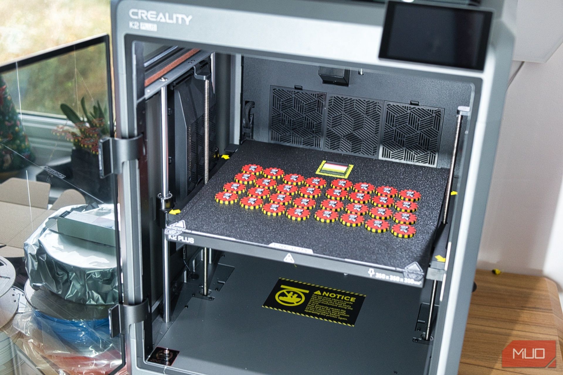 Máy in 3D Creality K2 Plus với CFS trên bàn làm việc với các sản phẩm đa màu sắc hoàn thiện
