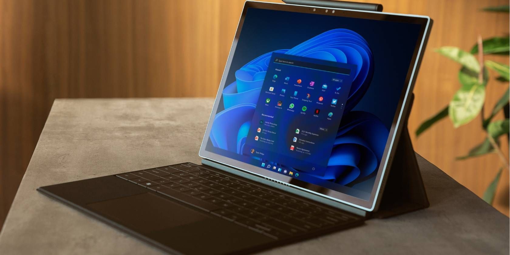 Máy tính bảng chạy Windows 11 trên bàn làm việc
