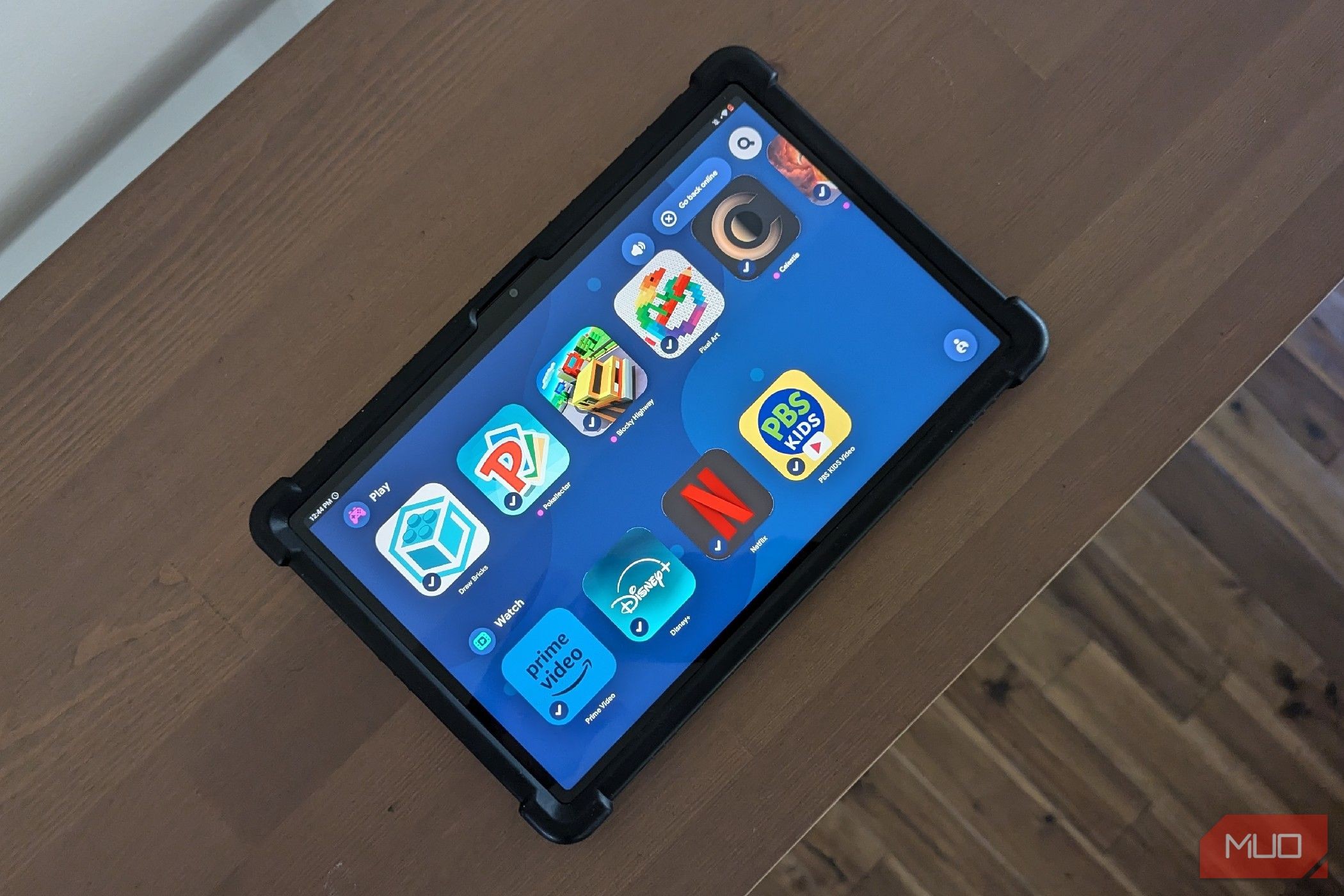 Máy tính bảng Lenovo Tab M10 Plus nằm trên kệ