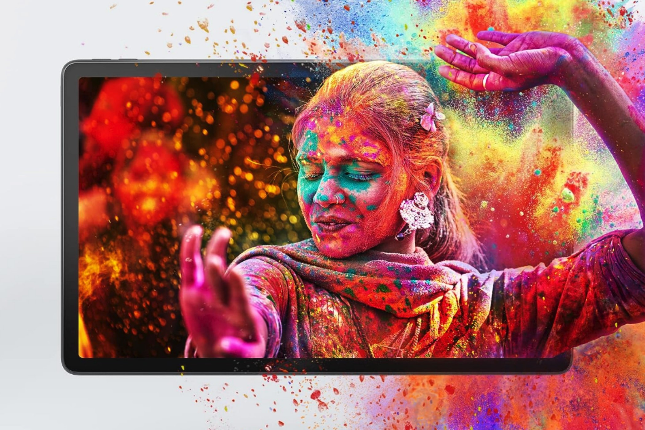 Máy tính bảng Lenovo Tab P11 2nd Gen với một người phụ nữ bao quanh bởi màu sắc bật ra từ màn hình