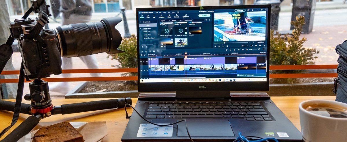 Máy tính để bàn với phần mềm chỉnh sửa video và máy ảnh trên bàn