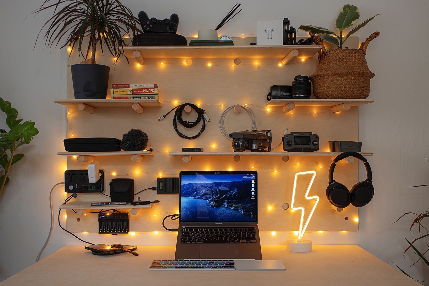 Máy tính xách tay Mac bao quanh bởi các món đồ công nghệ