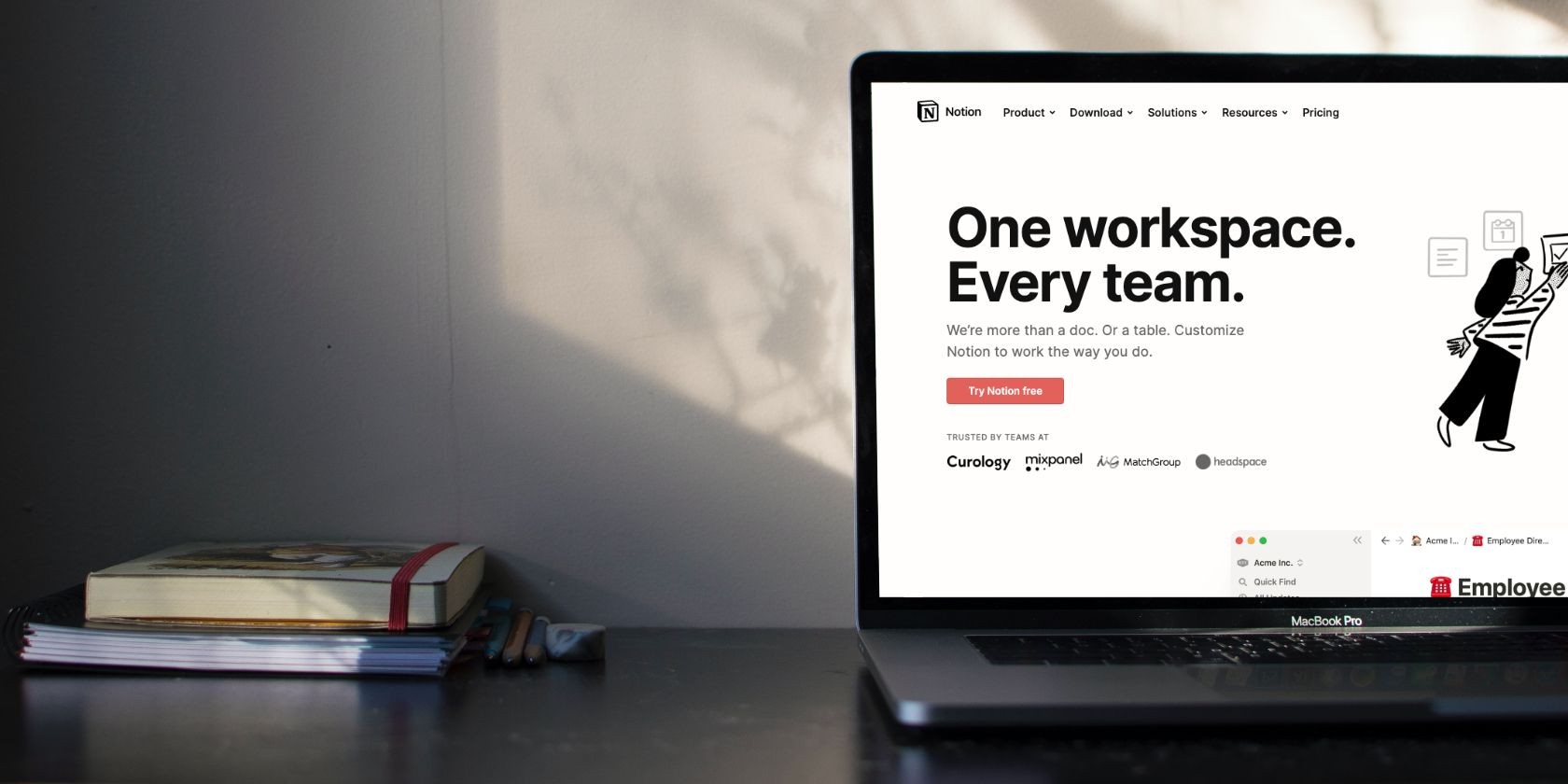 Máy tính xách tay với trang web quản lý dự án hiển thị