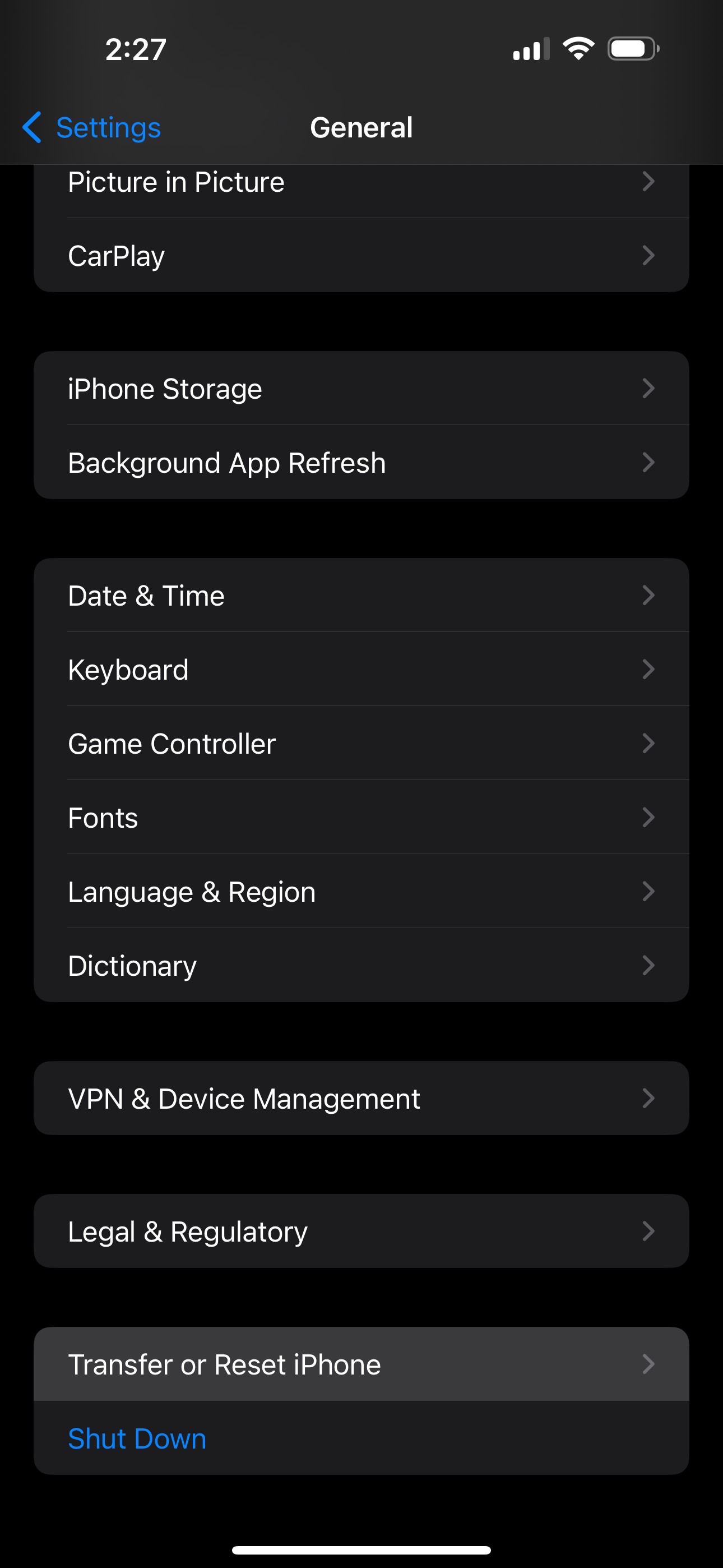 Menu Cài đặt Chung trên iOS nêu bật Chuyển hoặc Đặt lại iPhone