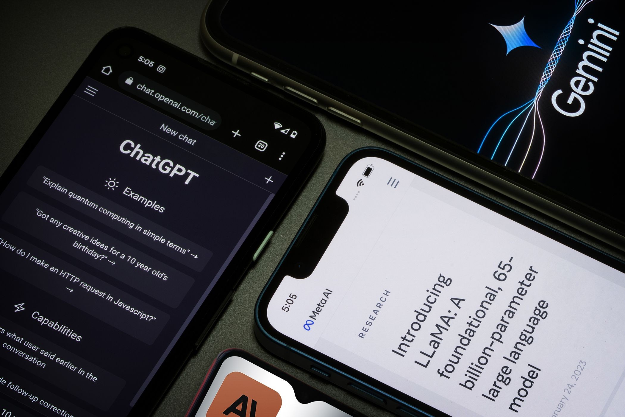 Meta AI, ChatGPT, Gemini trên màn hình điện thoại