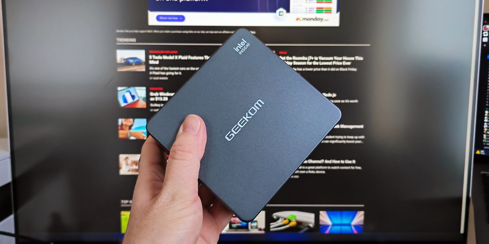 Mini PC Geekom Mini IT11 trong tay