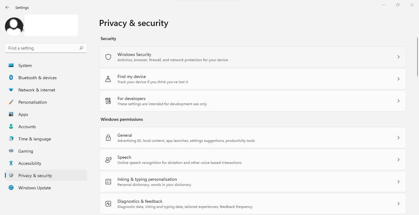 Mở cài đặt Windows Security bằng cách nhấp vào tùy chọn Privacy &amp; Security trong ứng dụng Windows Settings