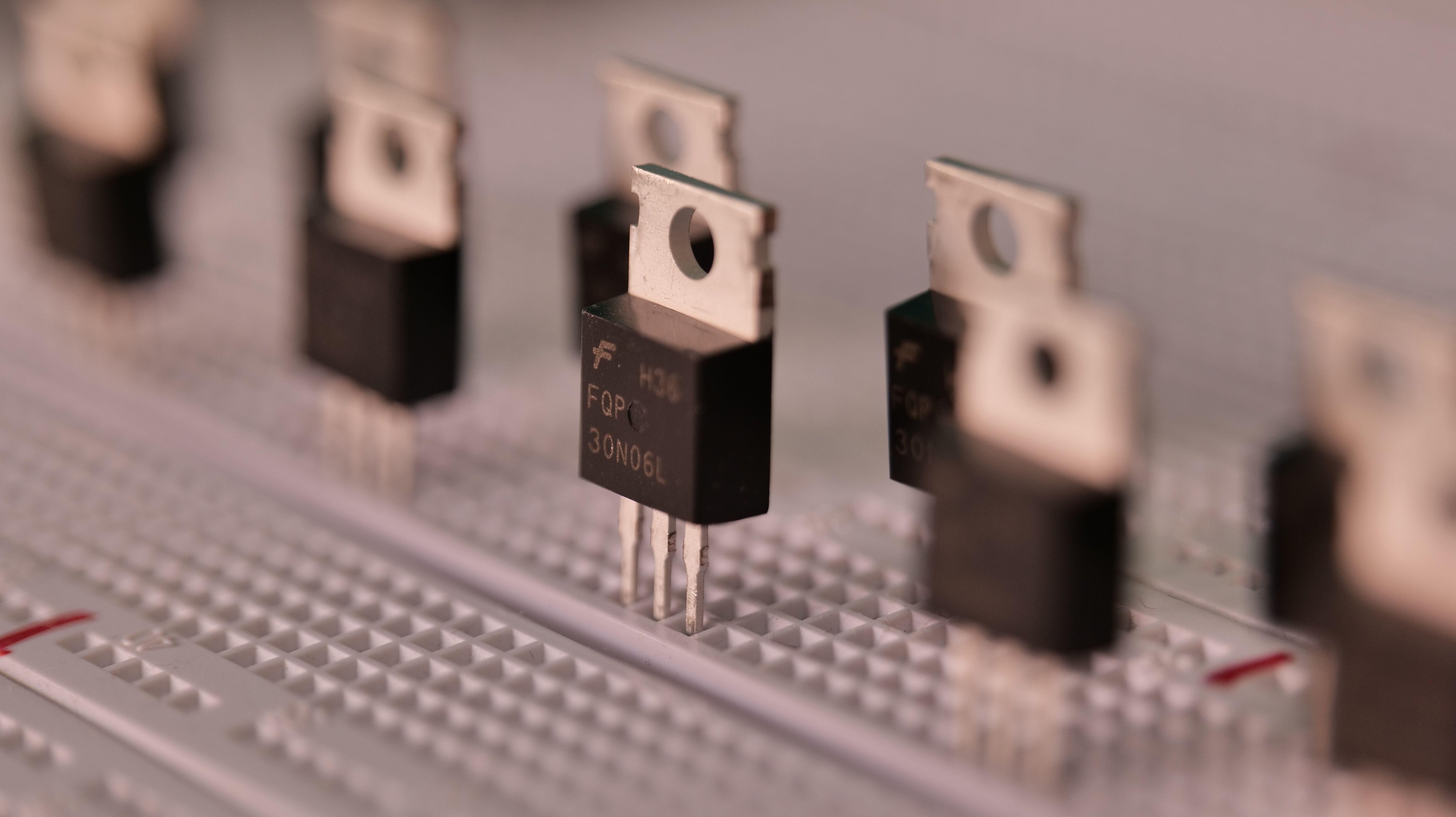 MOSFETs trên bo mạch