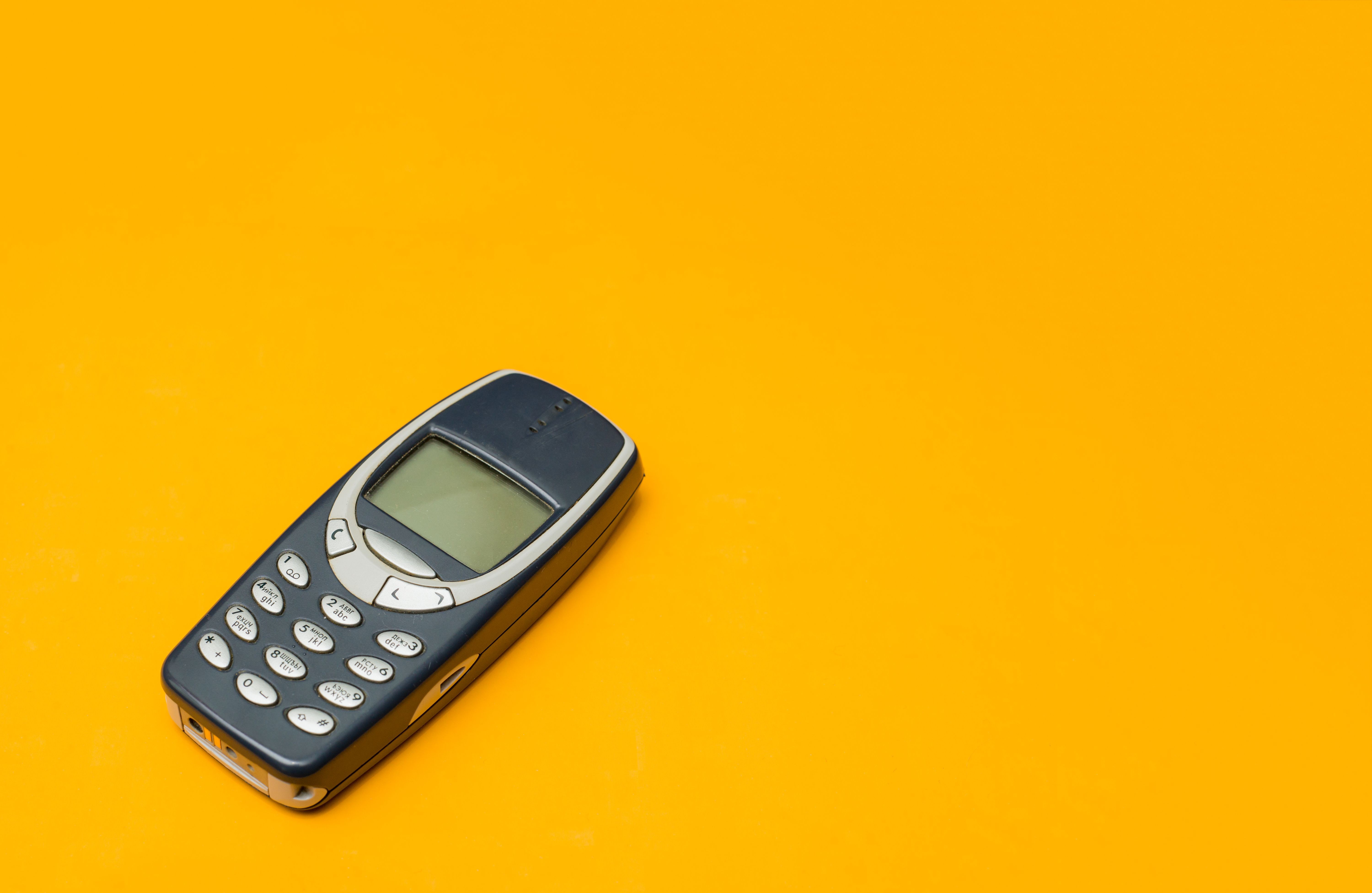 Một chiếc điện thoại Nokia cũ trên nền vàng