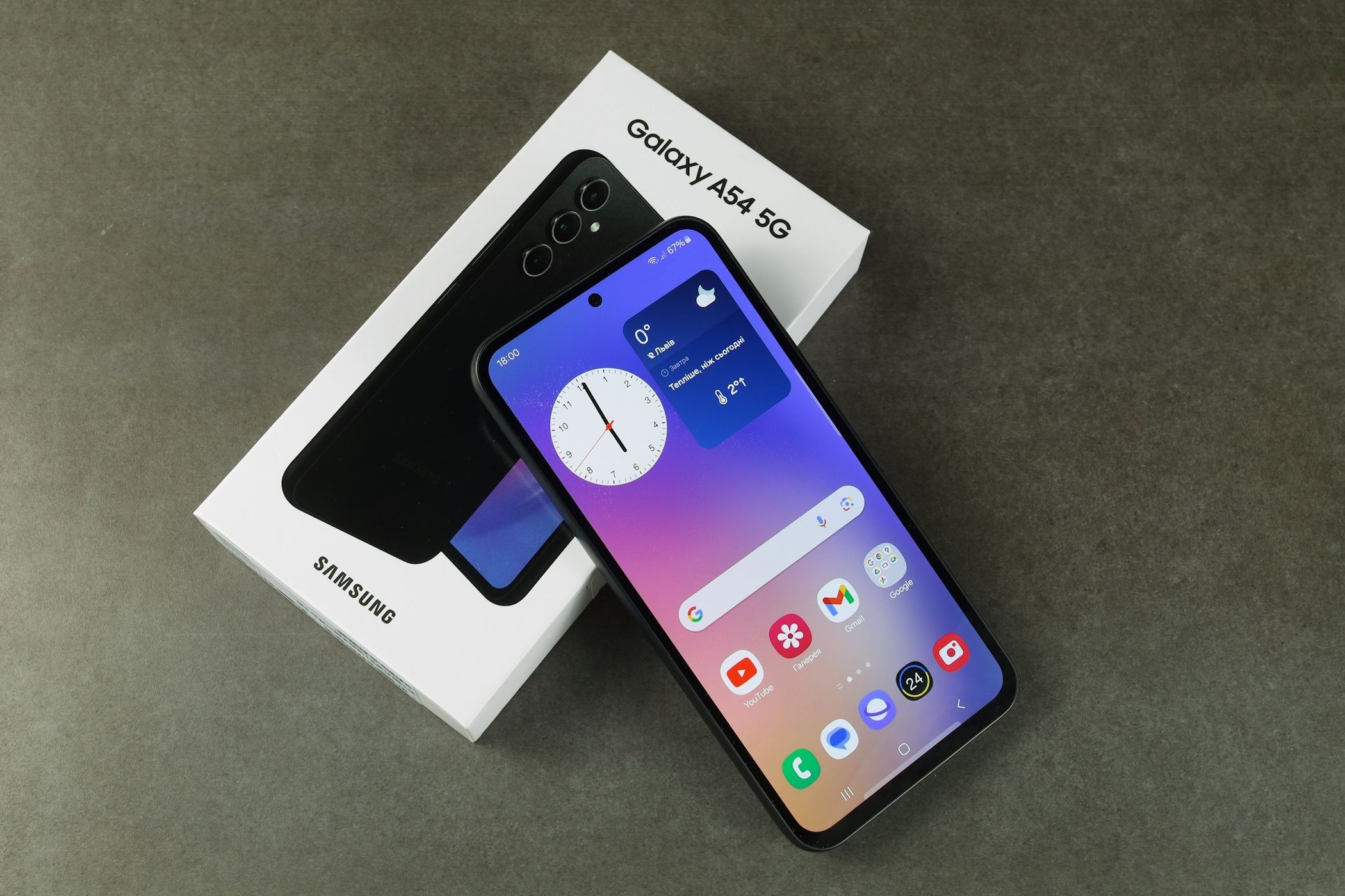 Một chiếc Samsung Galaxy A54 5G với hộp của nó