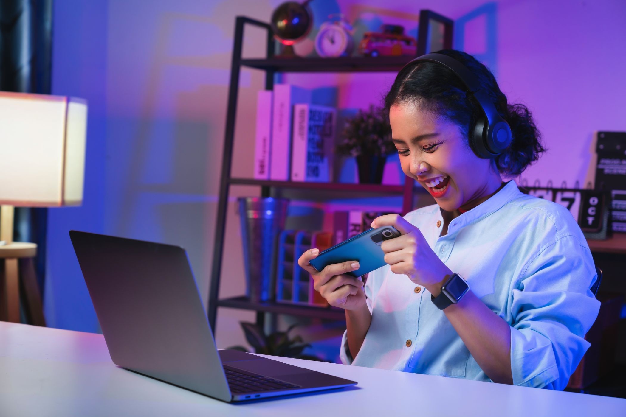 Một cô gái trẻ chơi game trên điện thoại thông minh của mình