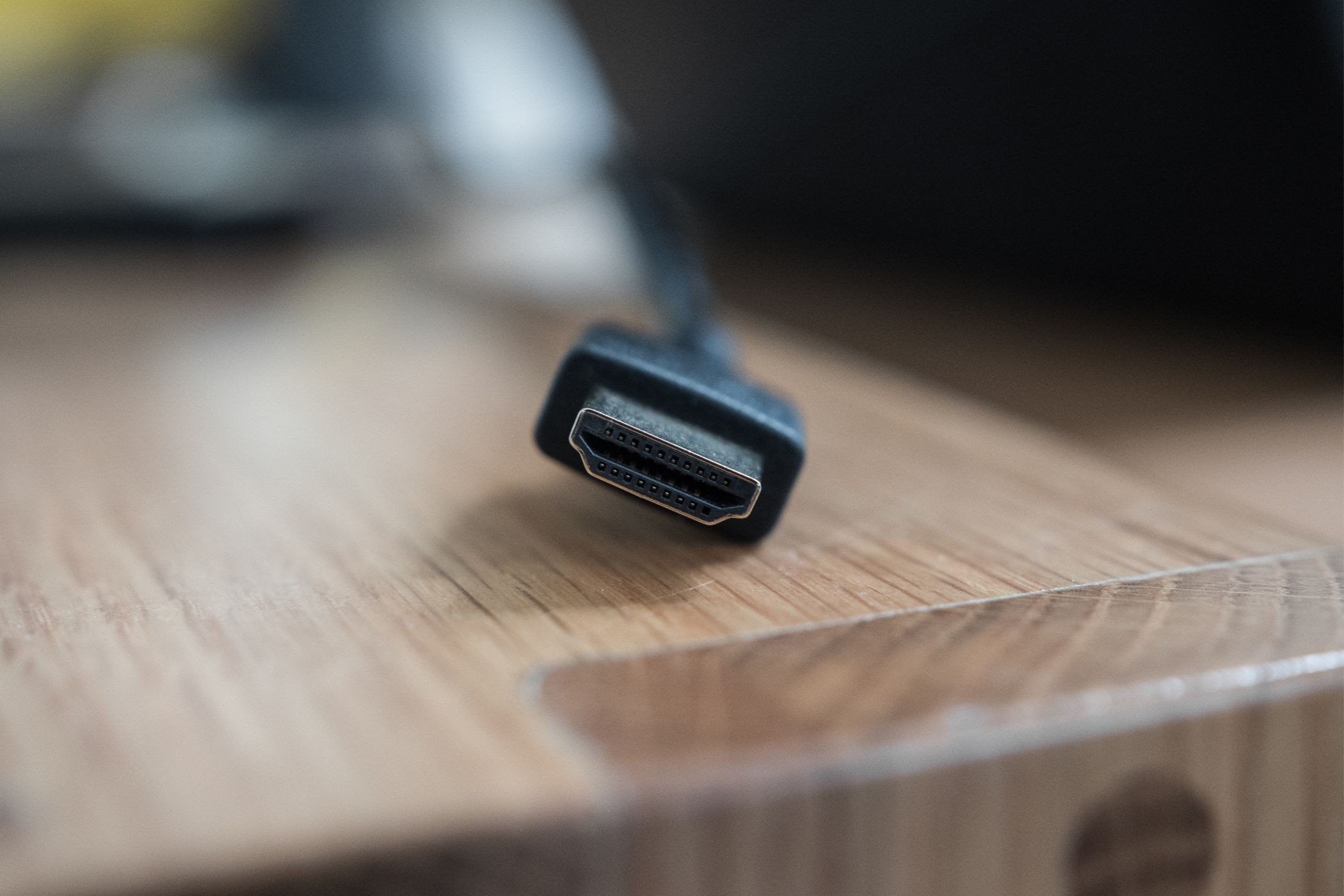 Một đầu nối HDMI trên bàn gỗ